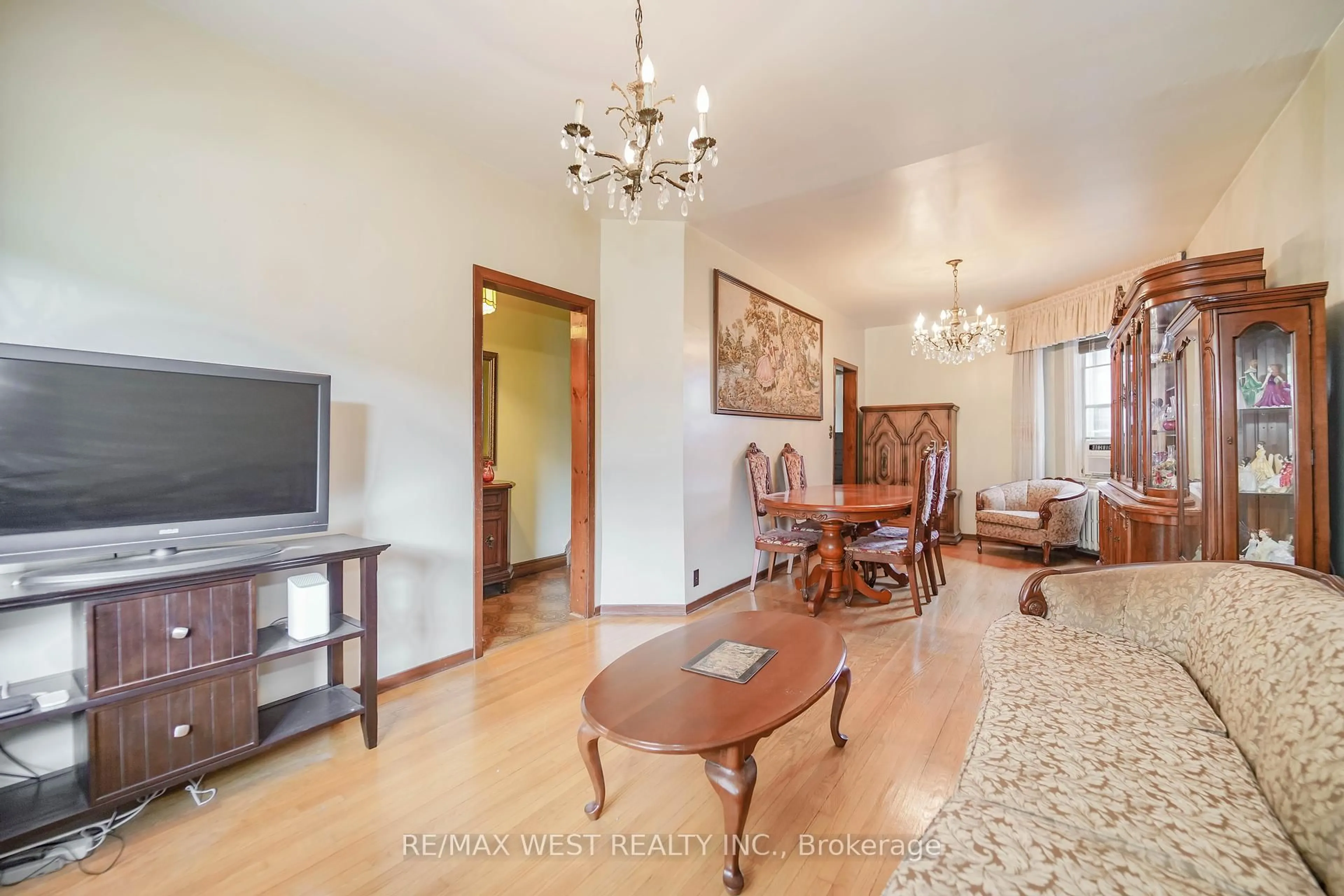 Living room with furniture, unknown for 411 Westmoreland Ave, Toronto Ontario M6H 3A6
