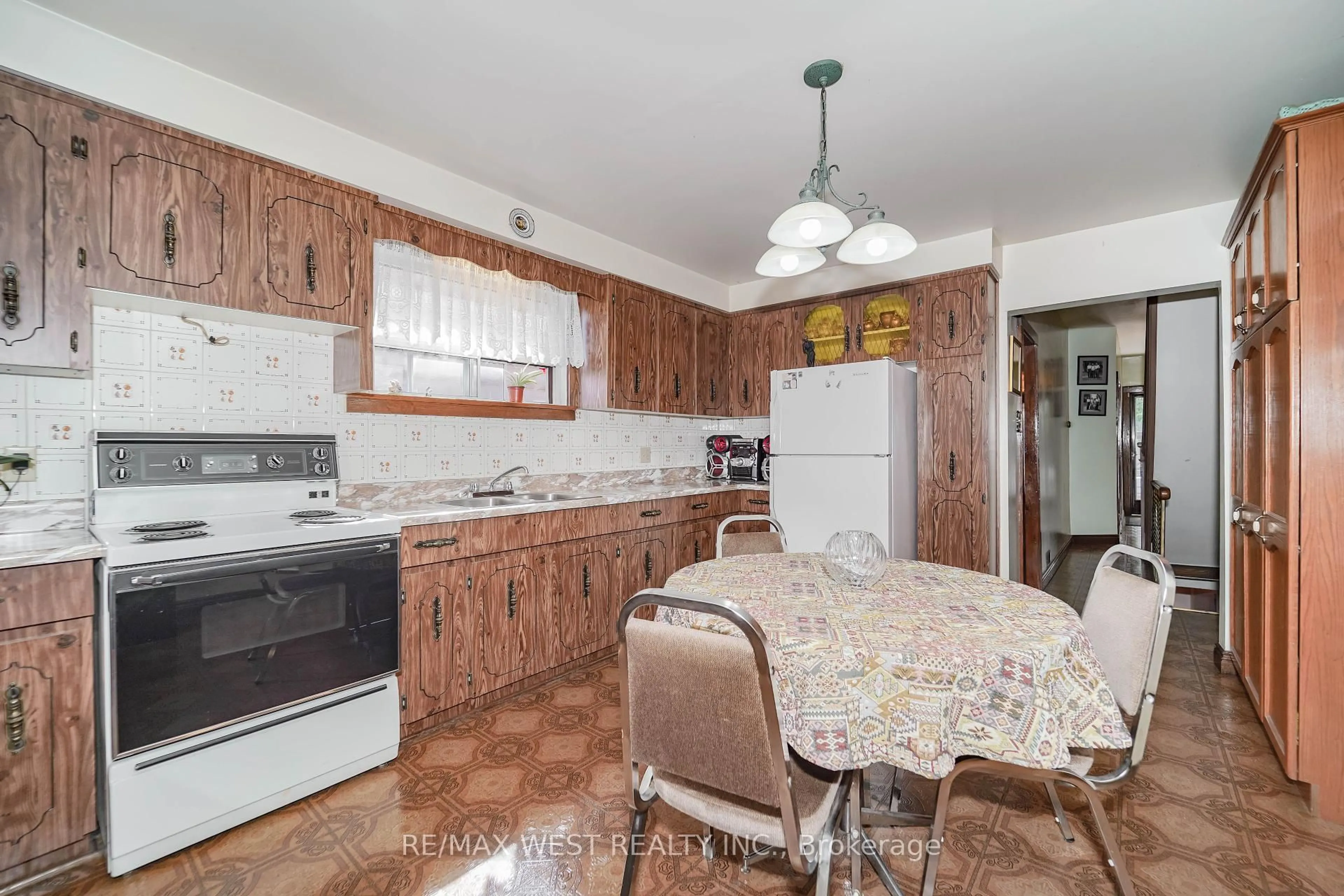 Standard kitchen, ceramic/tile floor for 411 Westmoreland Ave, Toronto Ontario M6H 3A6