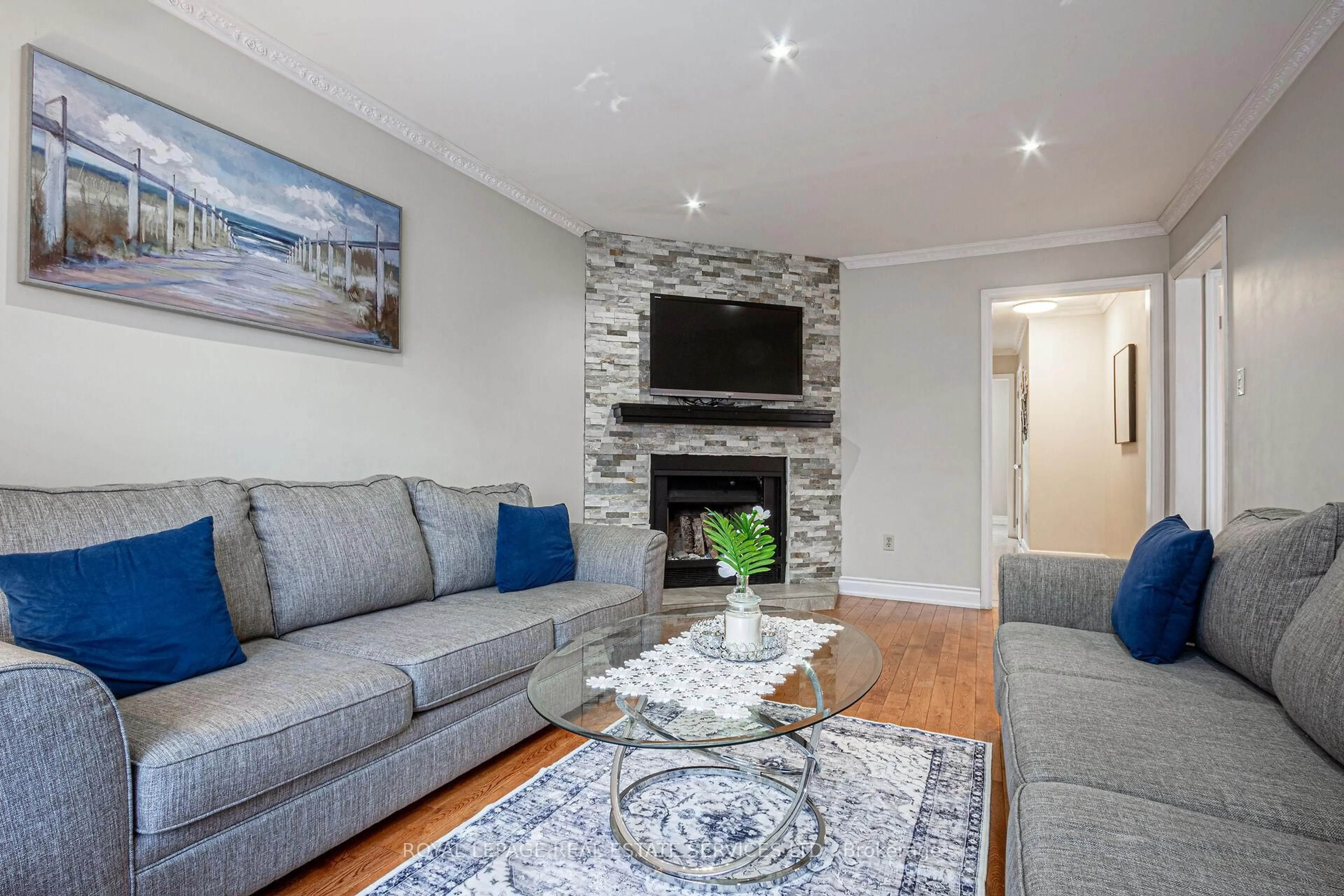 Living room with furniture, wood/laminate floor for 1536 Kirkrow Cres, Mississauga Ontario L5M 3Y8