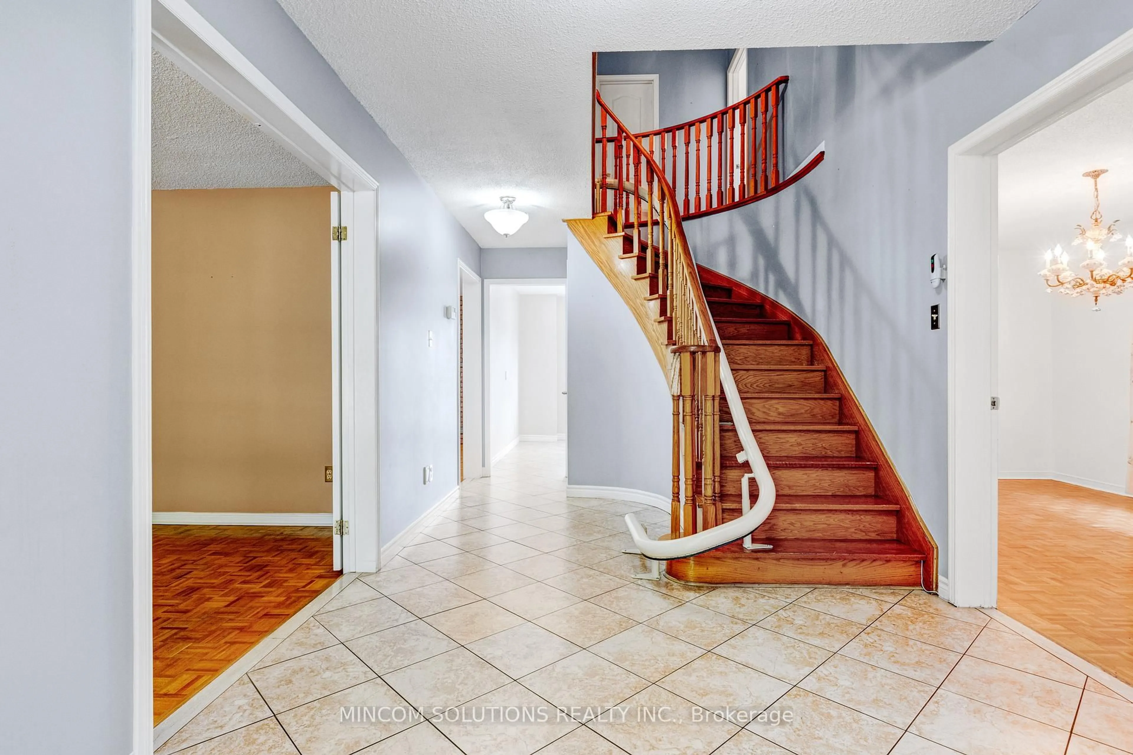 Indoor foyer for 2394 Credit Valley Rd, Mississauga Ontario L5M 4E6