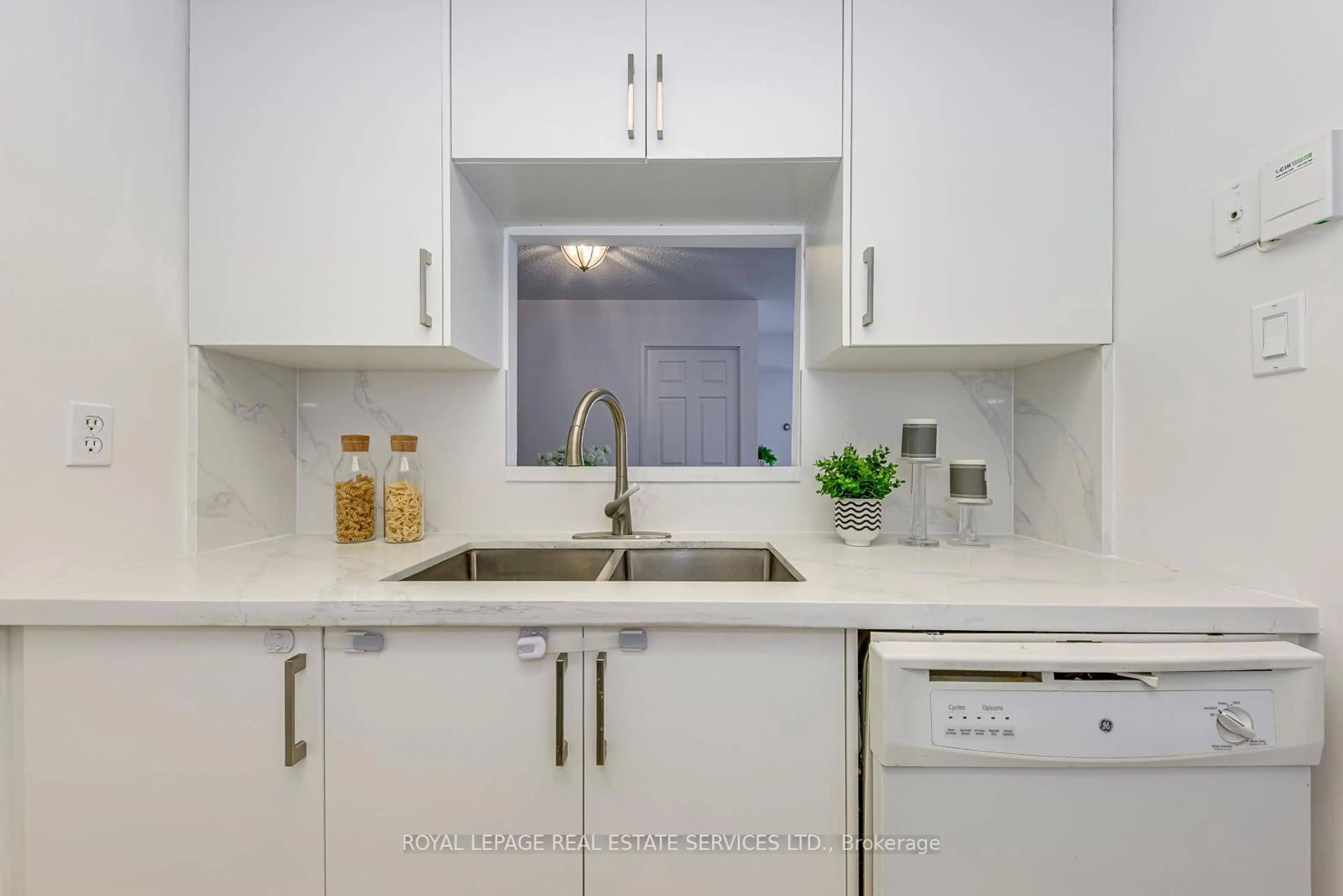 Standard kitchen, ceramic/tile floor for 265 Enfield Pl #1008, Mississauga Ontario L5B 3Y7