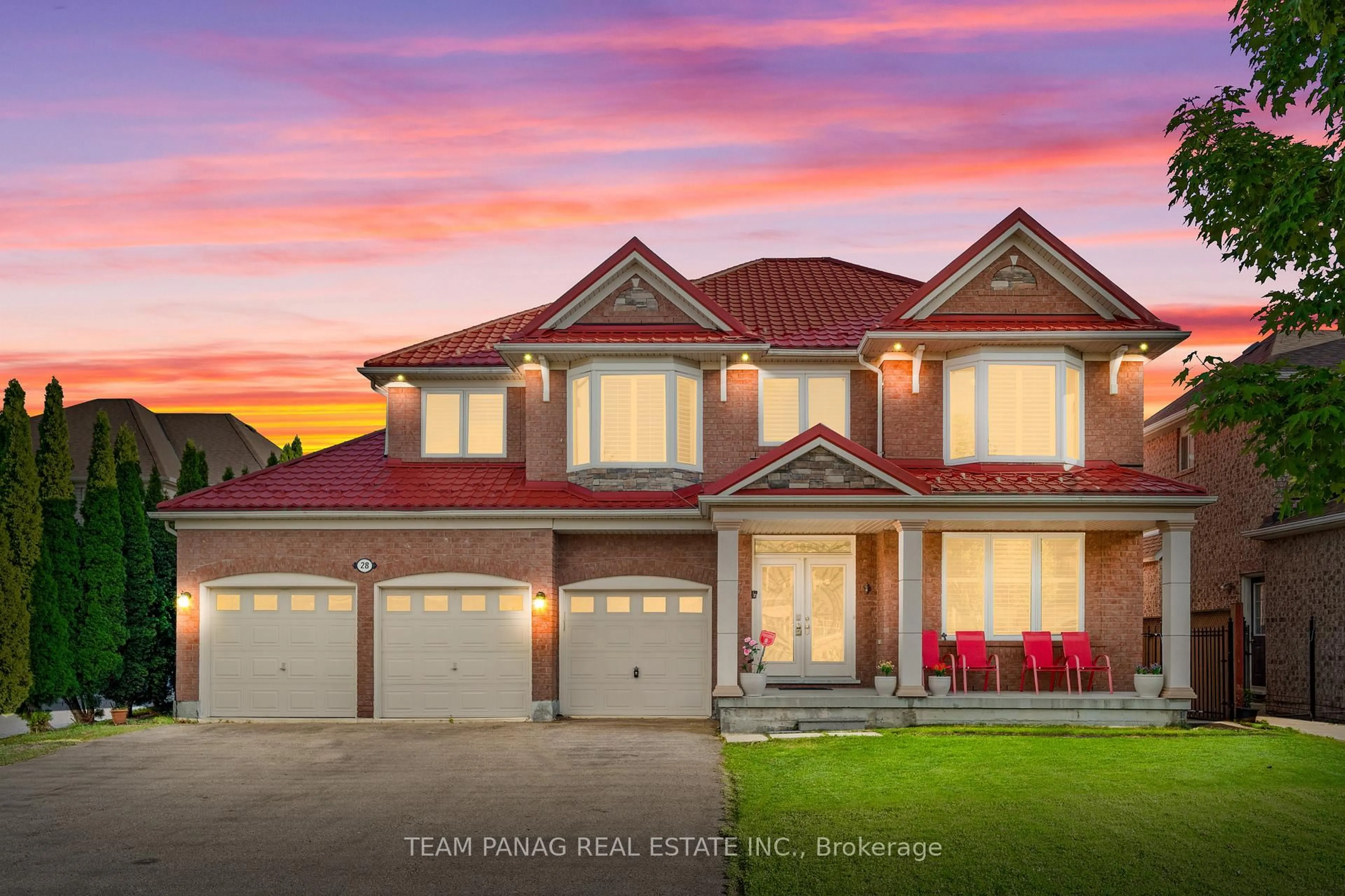 Home with vinyl exterior material, street for 28 Cosmo Crt, Brampton Ontario L6P 1G2