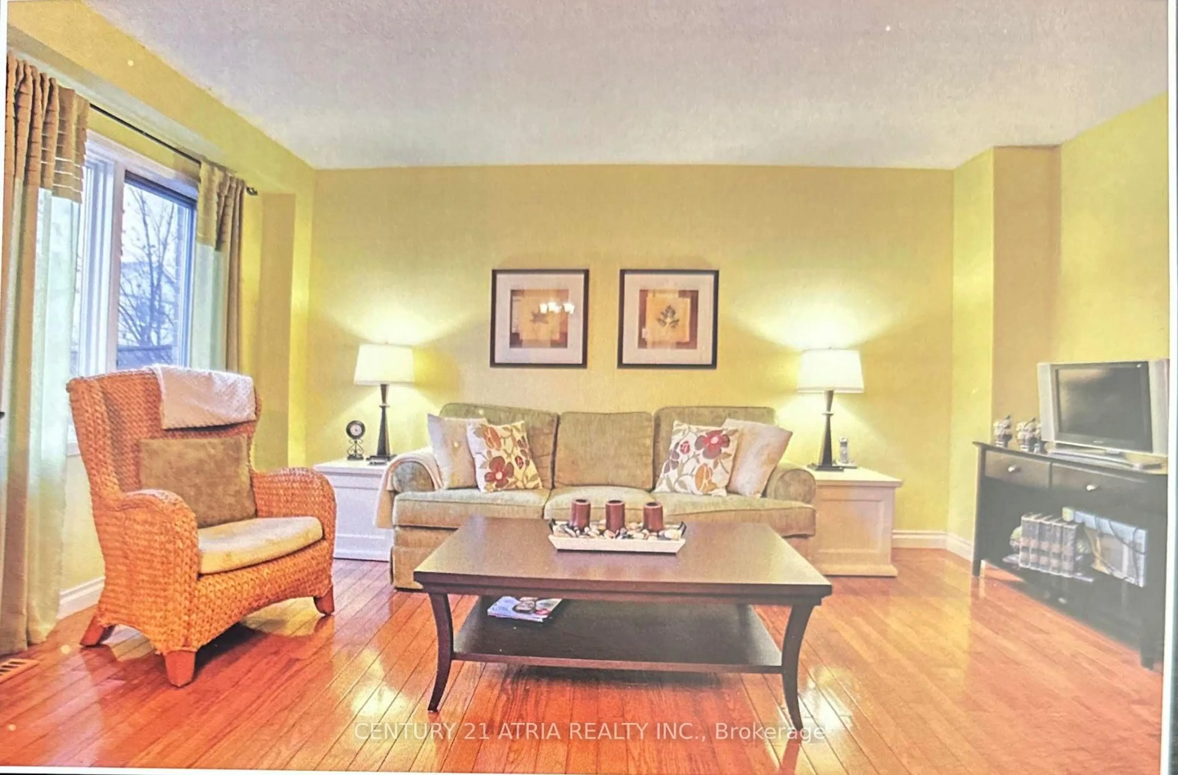 Living room with furniture, wood/laminate floor for 2854 Gulfstream Way, Mississauga Ontario L5N 6K3