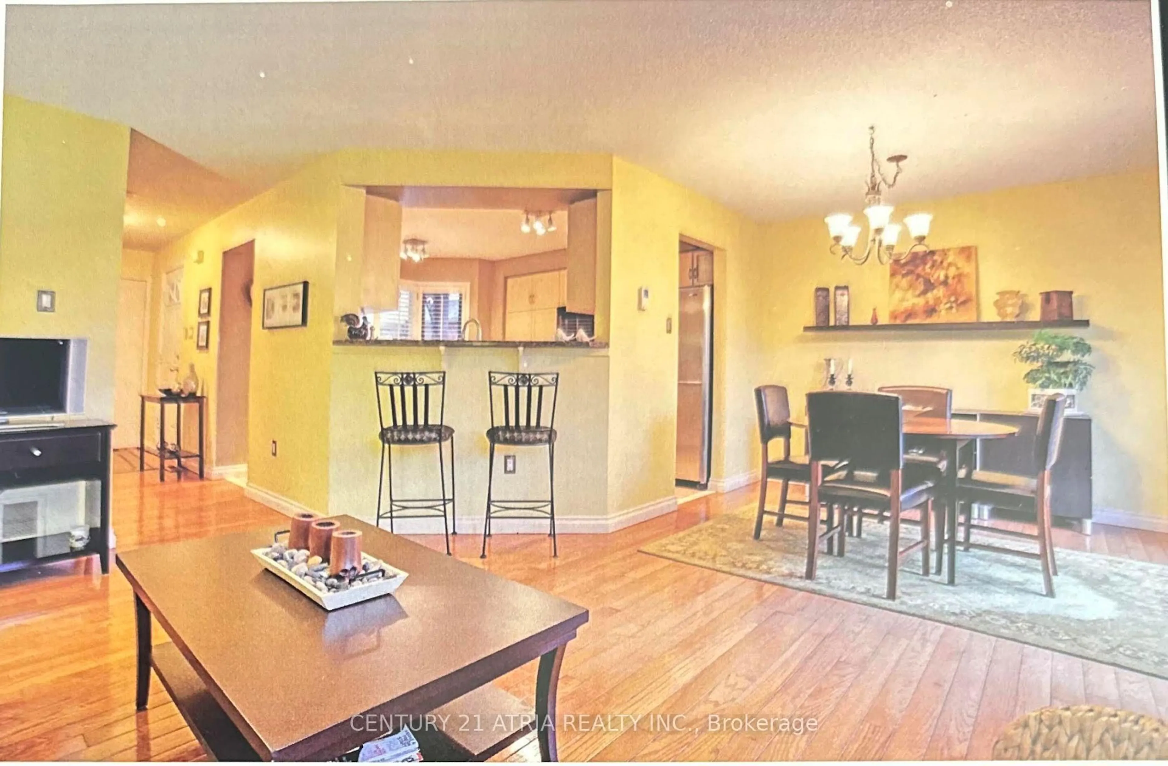 Open concept kitchen, wood/laminate floor for 2854 Gulfstream Way, Mississauga Ontario L5N 6K3