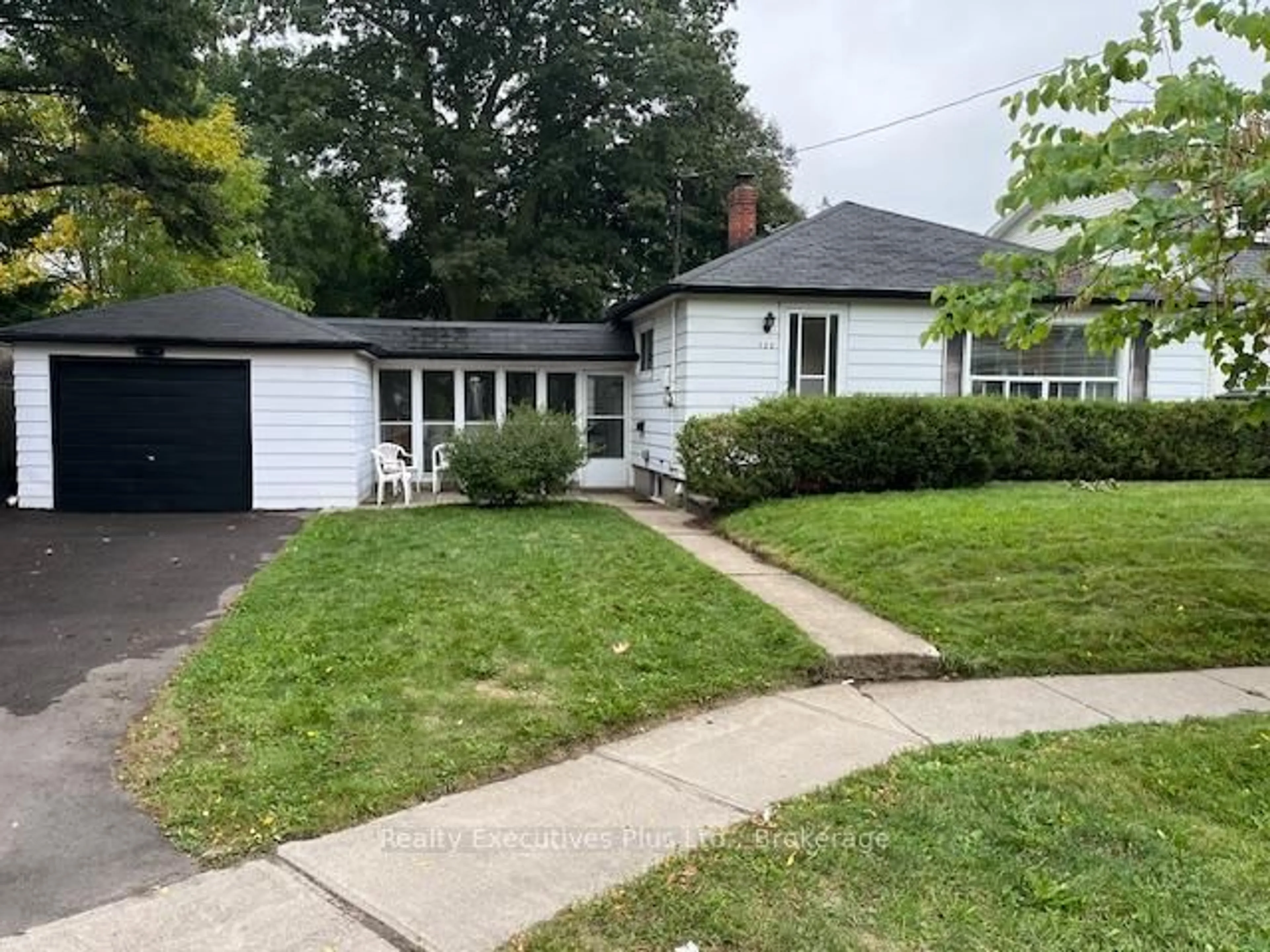 Home with vinyl exterior material, street for 122 Hawthorne Rd, Oakville Ontario L6K 1V8