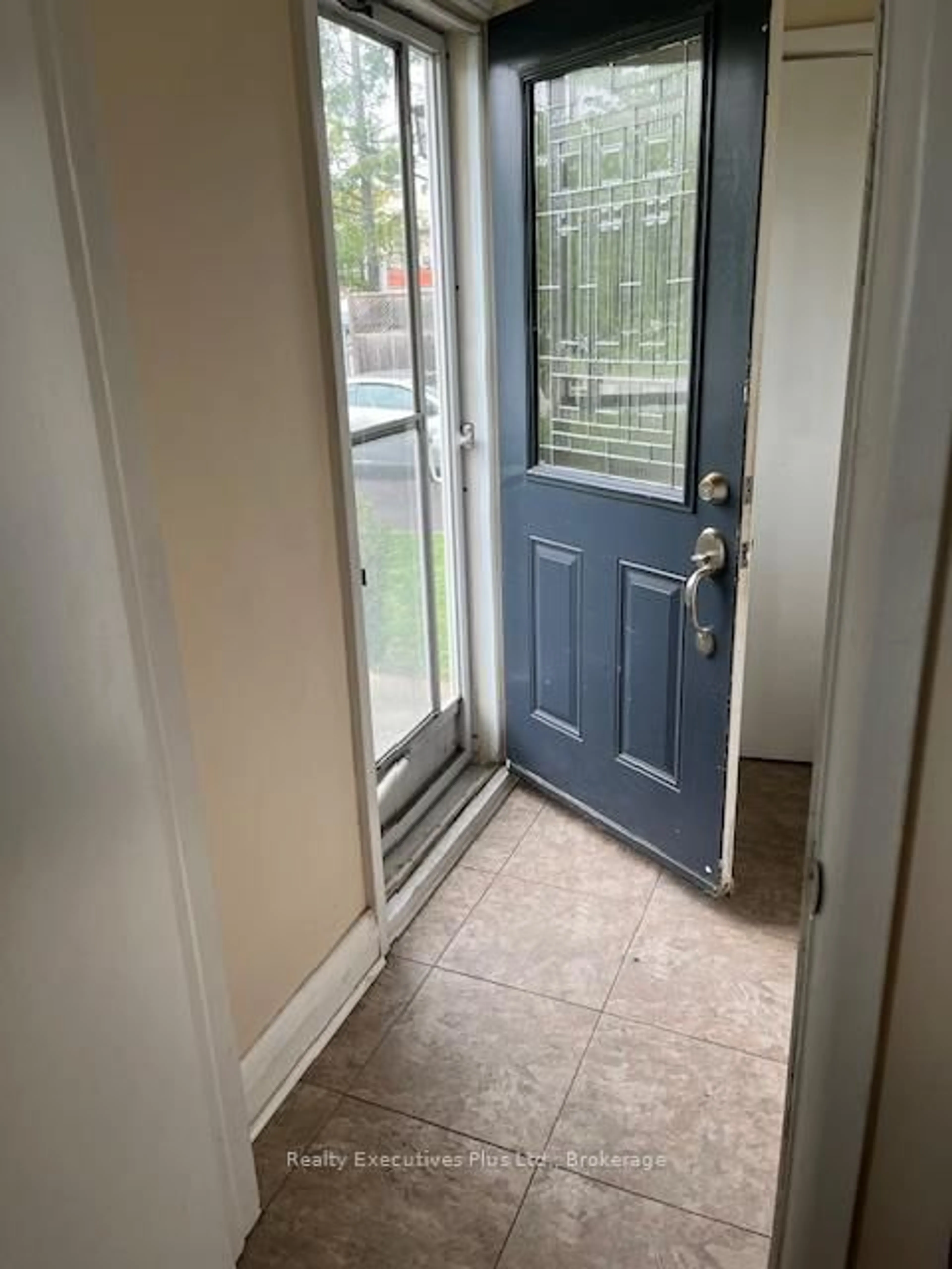 Indoor entryway for 122 Hawthorne Rd, Oakville Ontario L6K 1V8