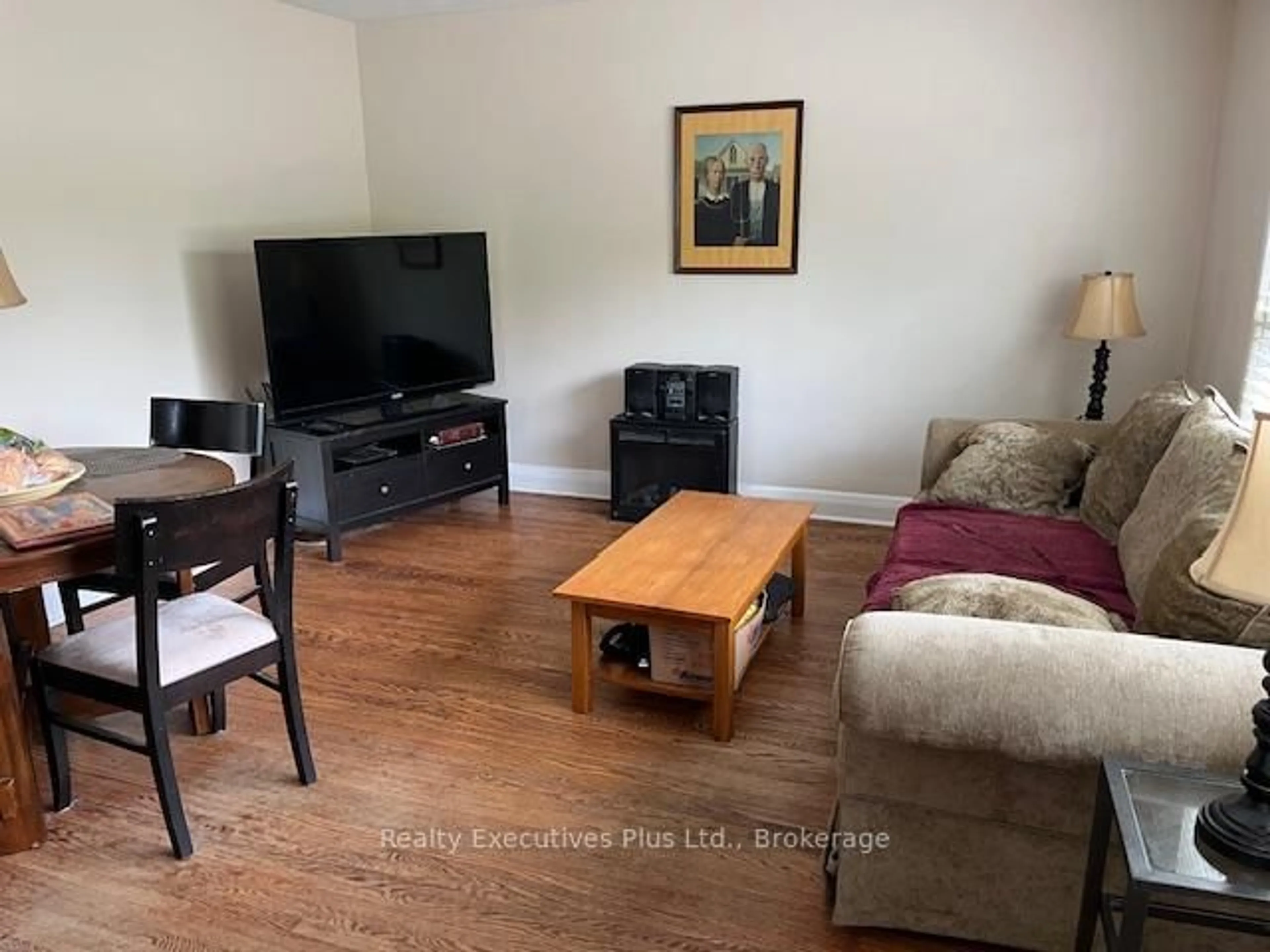 Living room with furniture, wood/laminate floor for 122 Hawthorne Rd, Oakville Ontario L6K 1V8
