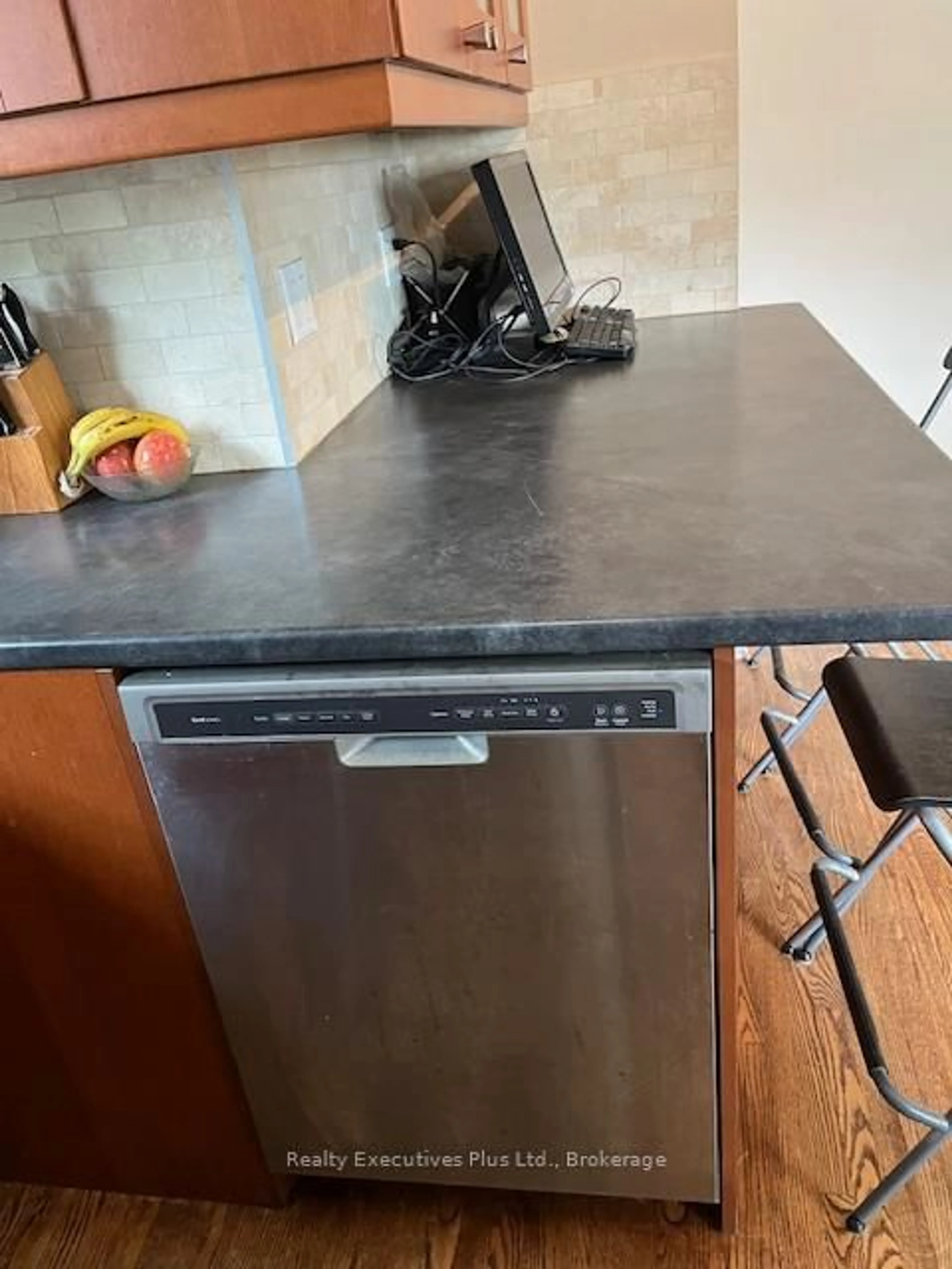 Standard kitchen, unknown for 122 Hawthorne Rd, Oakville Ontario L6K 1V8