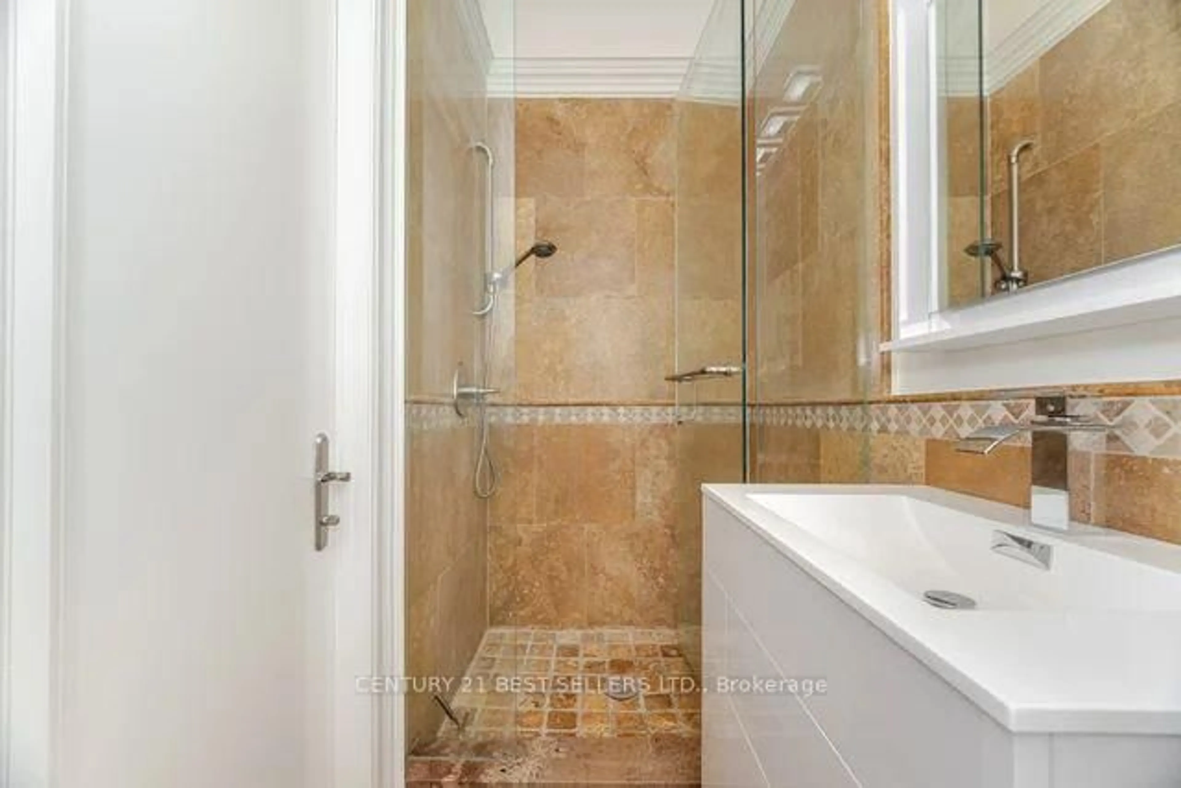 Standard bathroom, ceramic/tile floor for 1595 Calverton Crt, Mississauga Ontario L5G 2W4