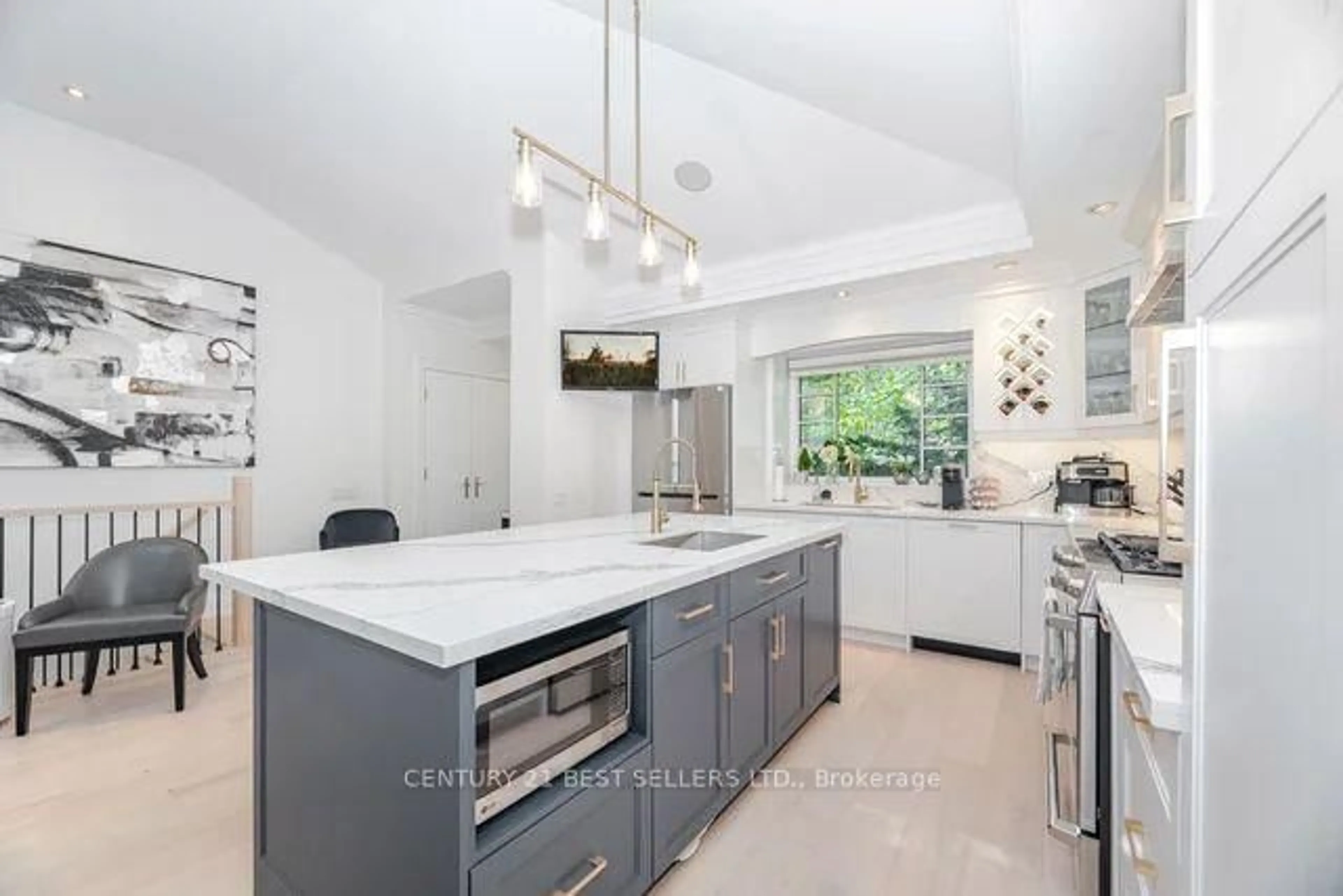 Open concept kitchen, ceramic/tile floor for 1595 Calverton Crt, Mississauga Ontario L5G 2W4