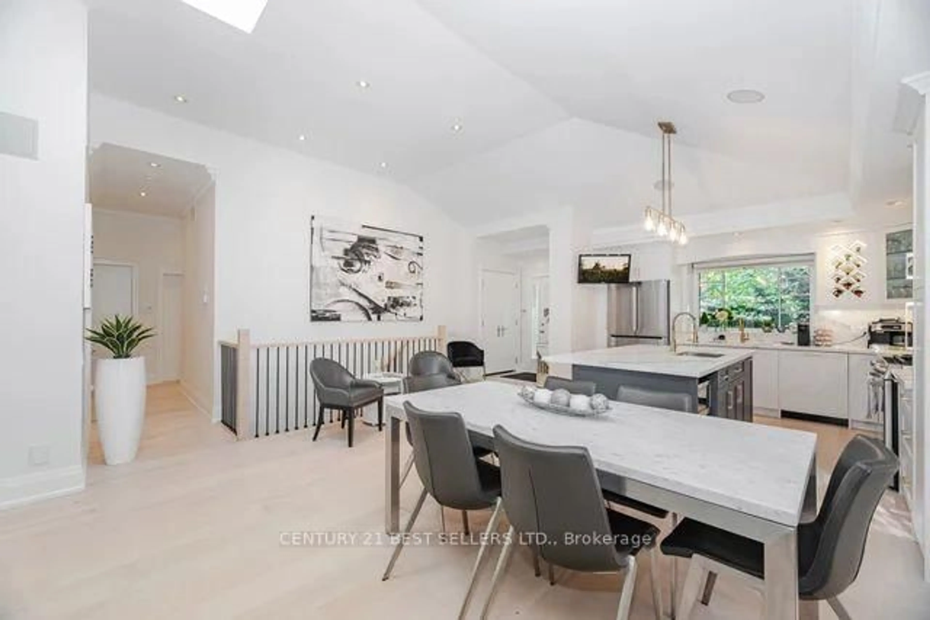 Contemporary kitchen, unknown for 1595 Calverton Crt, Mississauga Ontario L5G 2W4