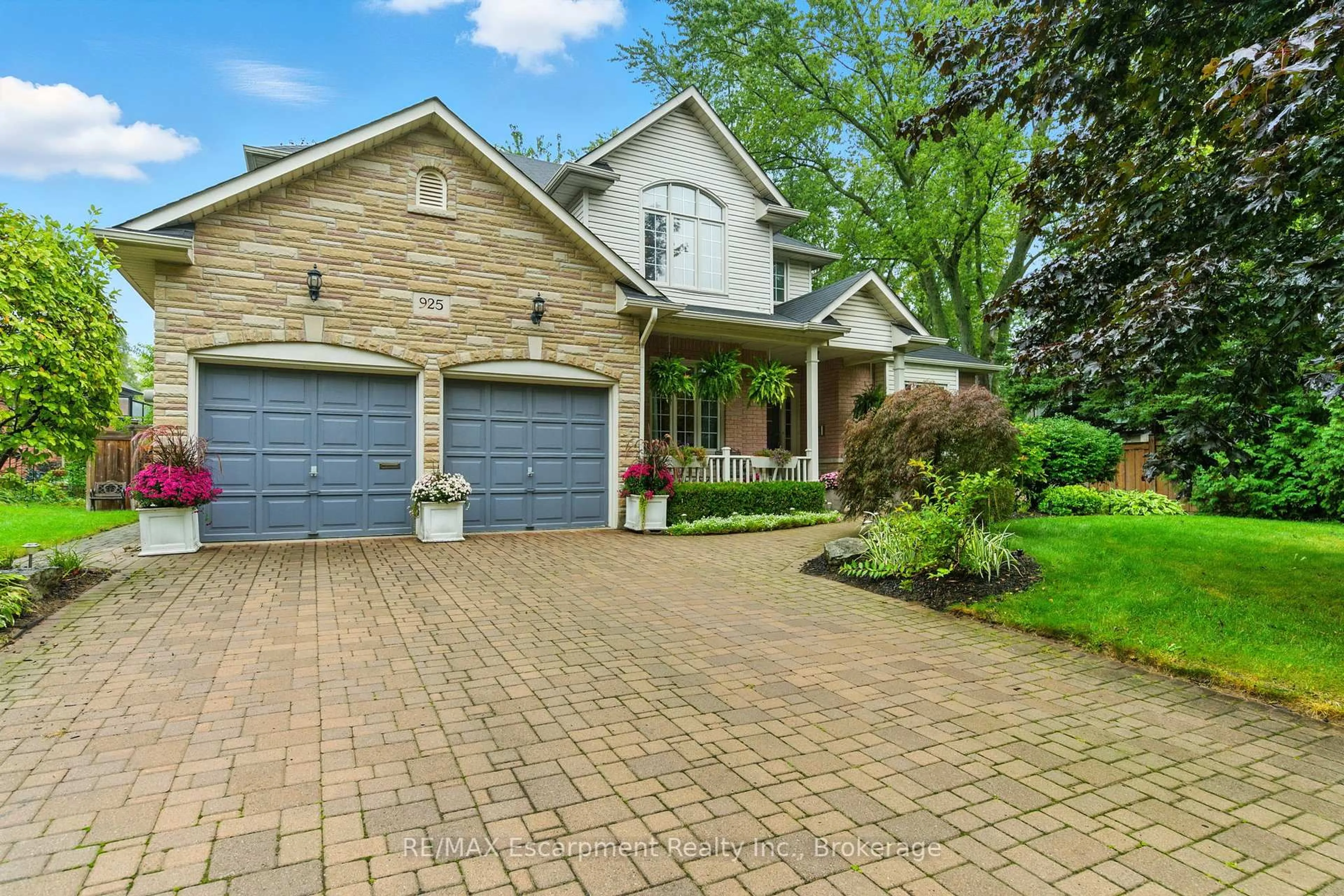 Home with brick exterior material, street for 925 Halsham Crt, Mississauga Ontario L5J 4T9