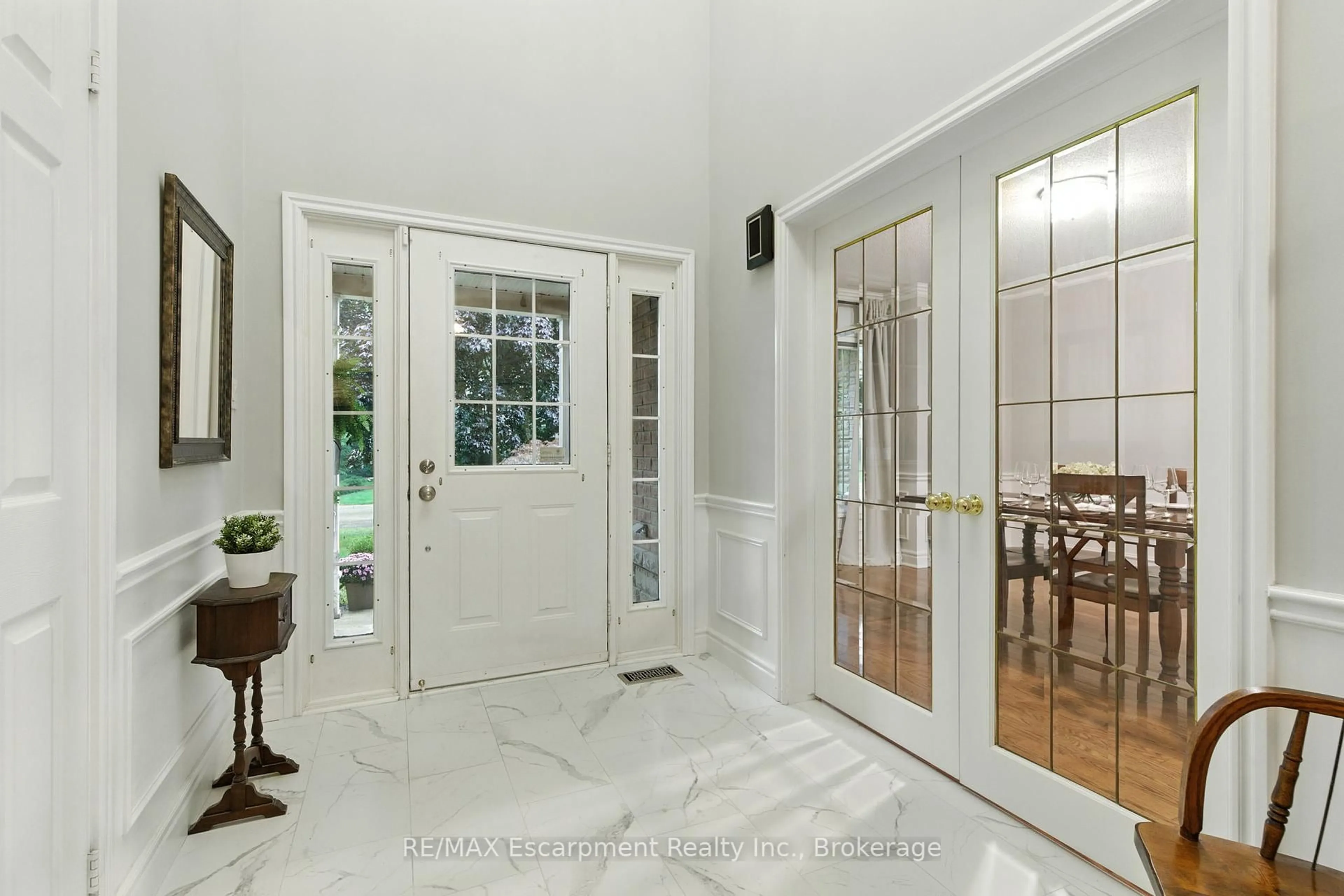 Indoor entryway for 925 Halsham Crt, Mississauga Ontario L5J 4T9