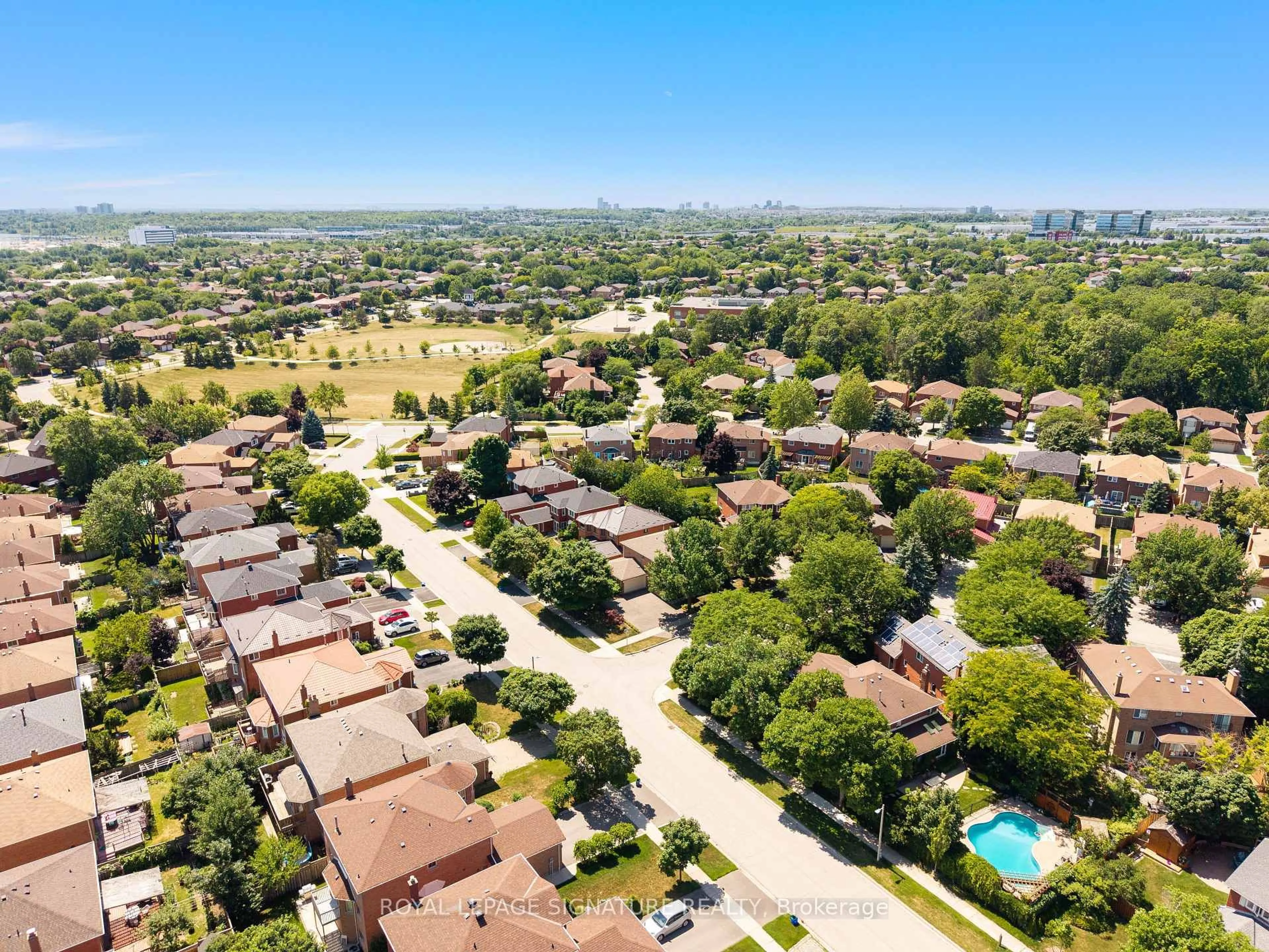 A pic from outside/outdoor area/front of a property/back of a property/a pic from drone, street for 2921 Caradoc Lane, Oakville Ontario L6J 6W4