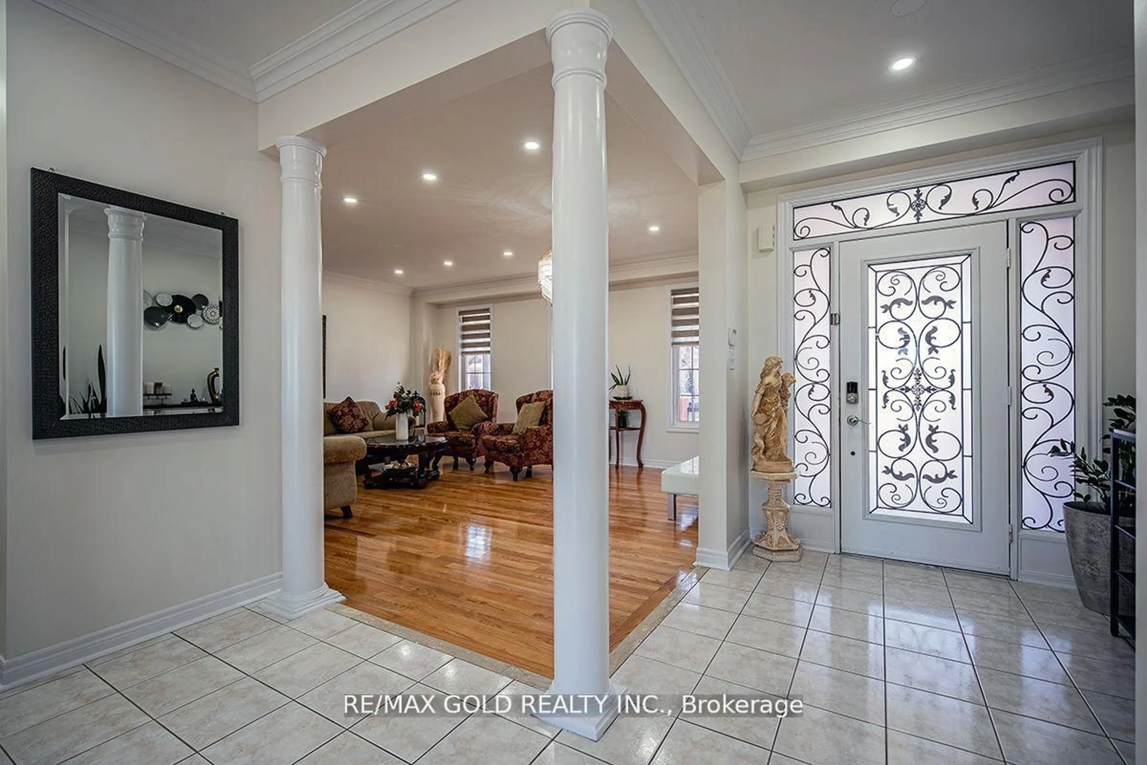 Indoor entryway for 17 Yellow Pine Rd, Brampton Ontario L6P 2E4
