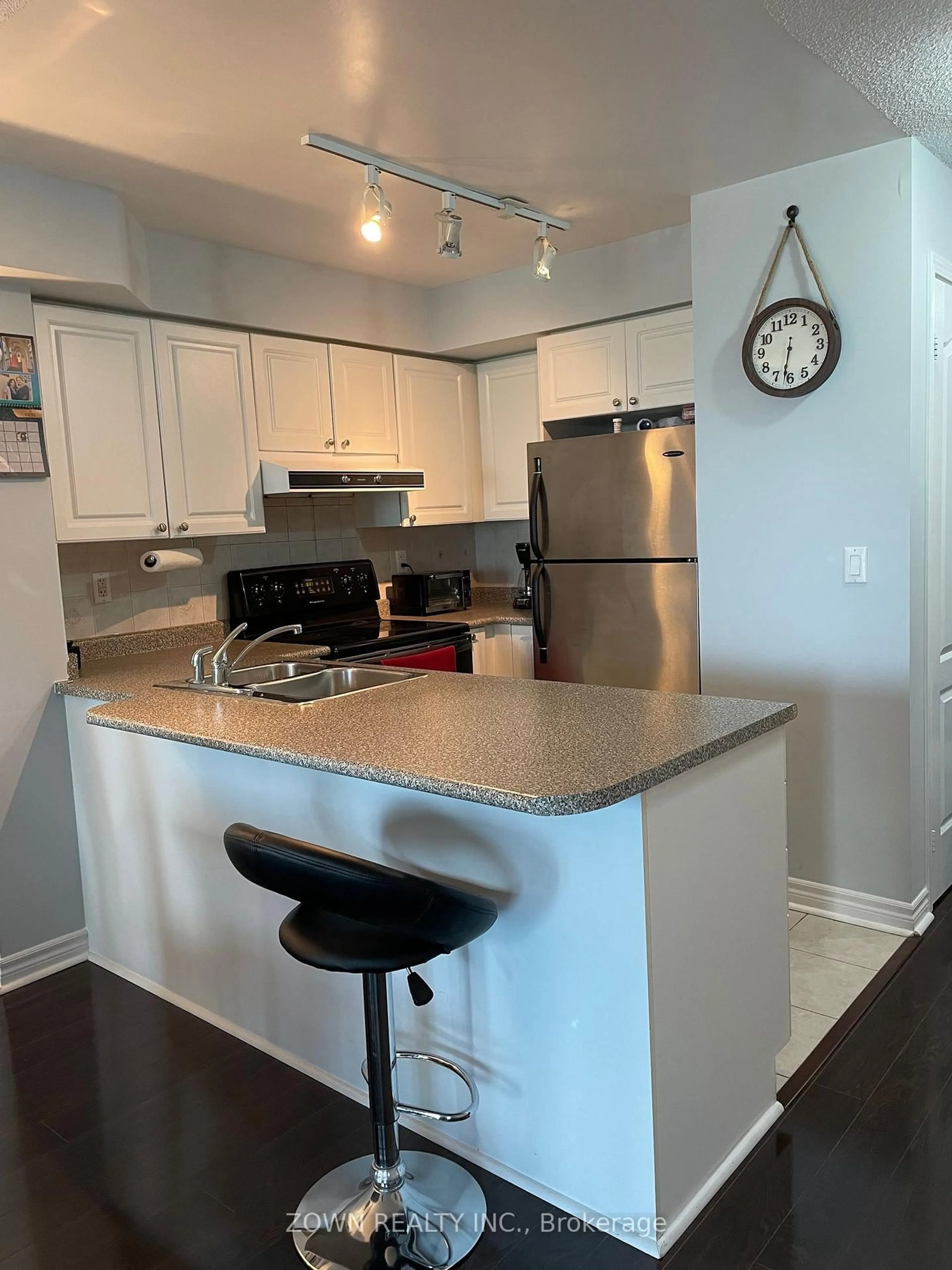 Standard kitchen, wood/laminate floor for 33 Elm Dr #813, Mississauga Ontario L5B 4M2