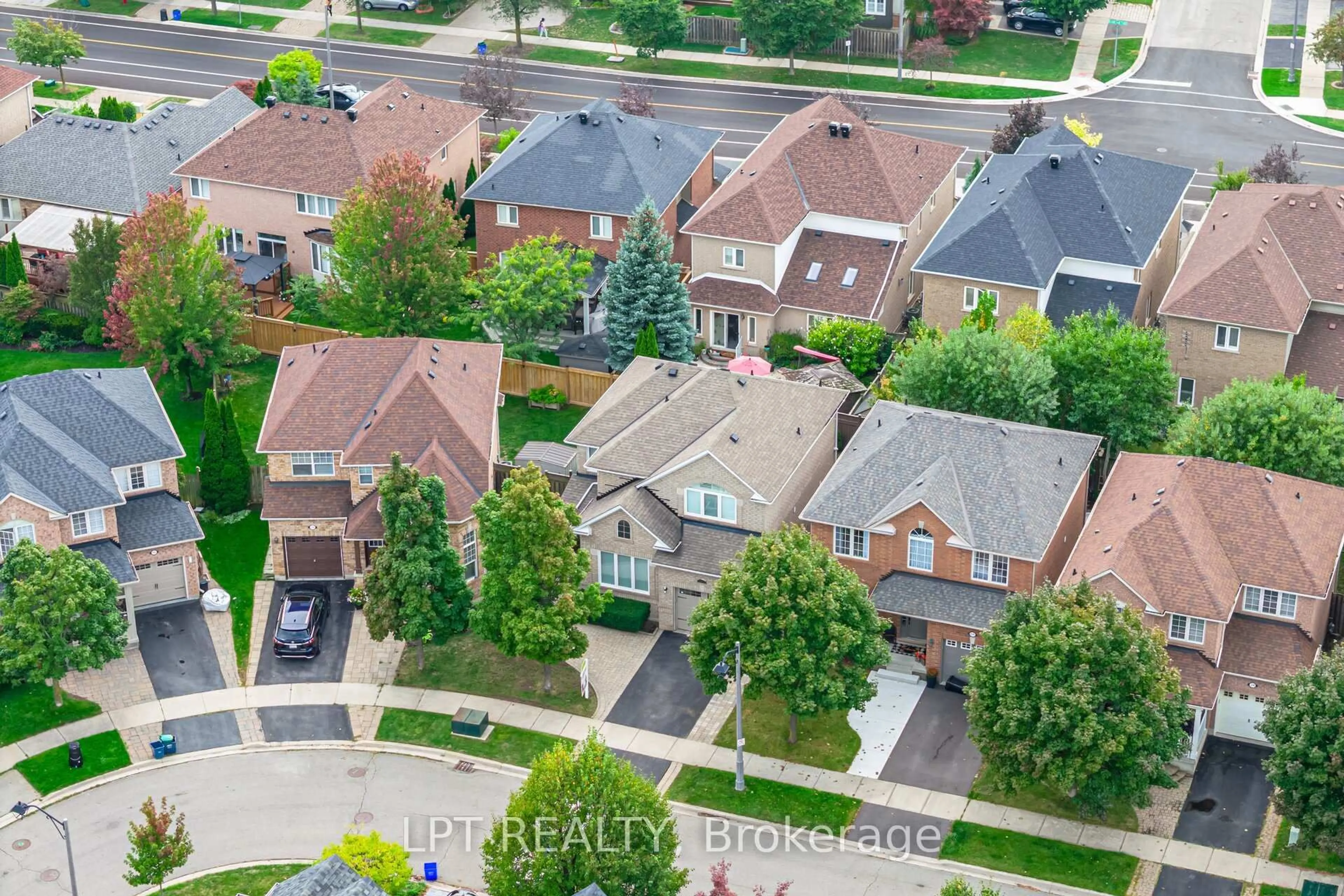 A pic from outside/outdoor area/front of a property/back of a property/a pic from drone, street for 2270 Dunforest Cres, Oakville Ontario L6M 4X3