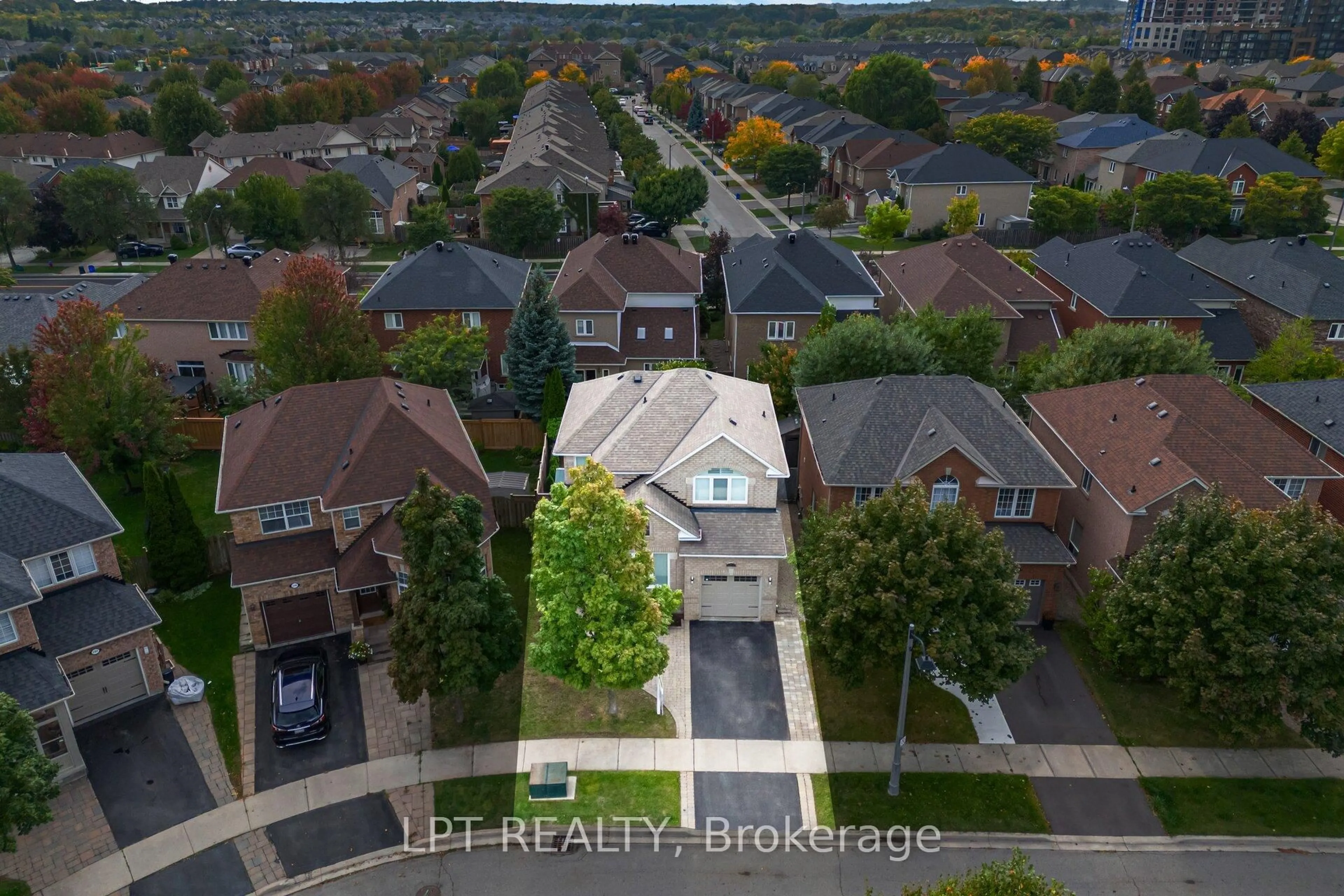 A pic from outside/outdoor area/front of a property/back of a property/a pic from drone, city buildings view from balcony for 2270 Dunforest Cres, Oakville Ontario L6M 4X3