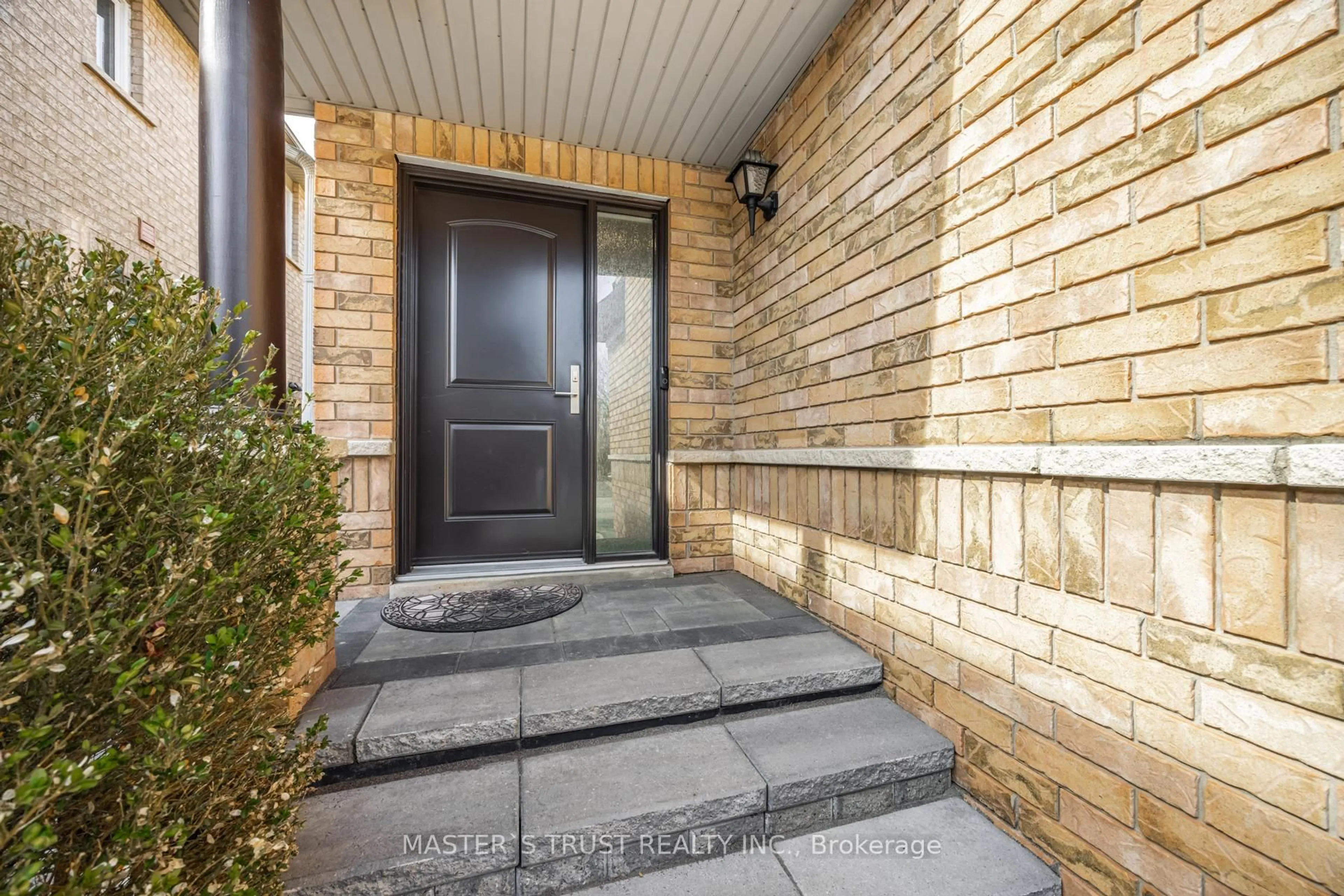 Indoor entryway for 2035 Shady Glen Rd, Oakville Ontario L6M 3R1