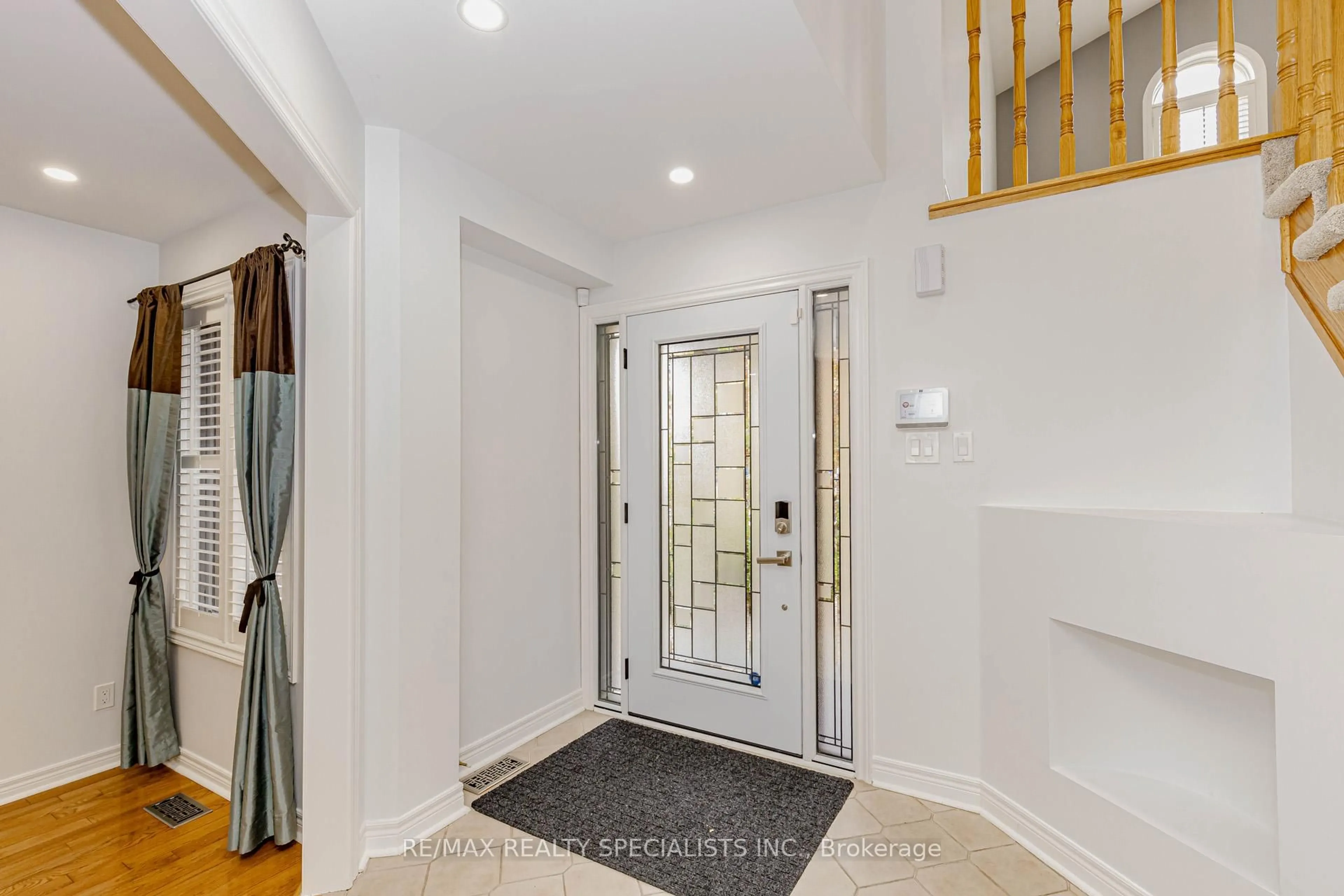 Indoor entryway for 5686 WHITEHORN Ave, Mississauga Ontario L5V 2A9