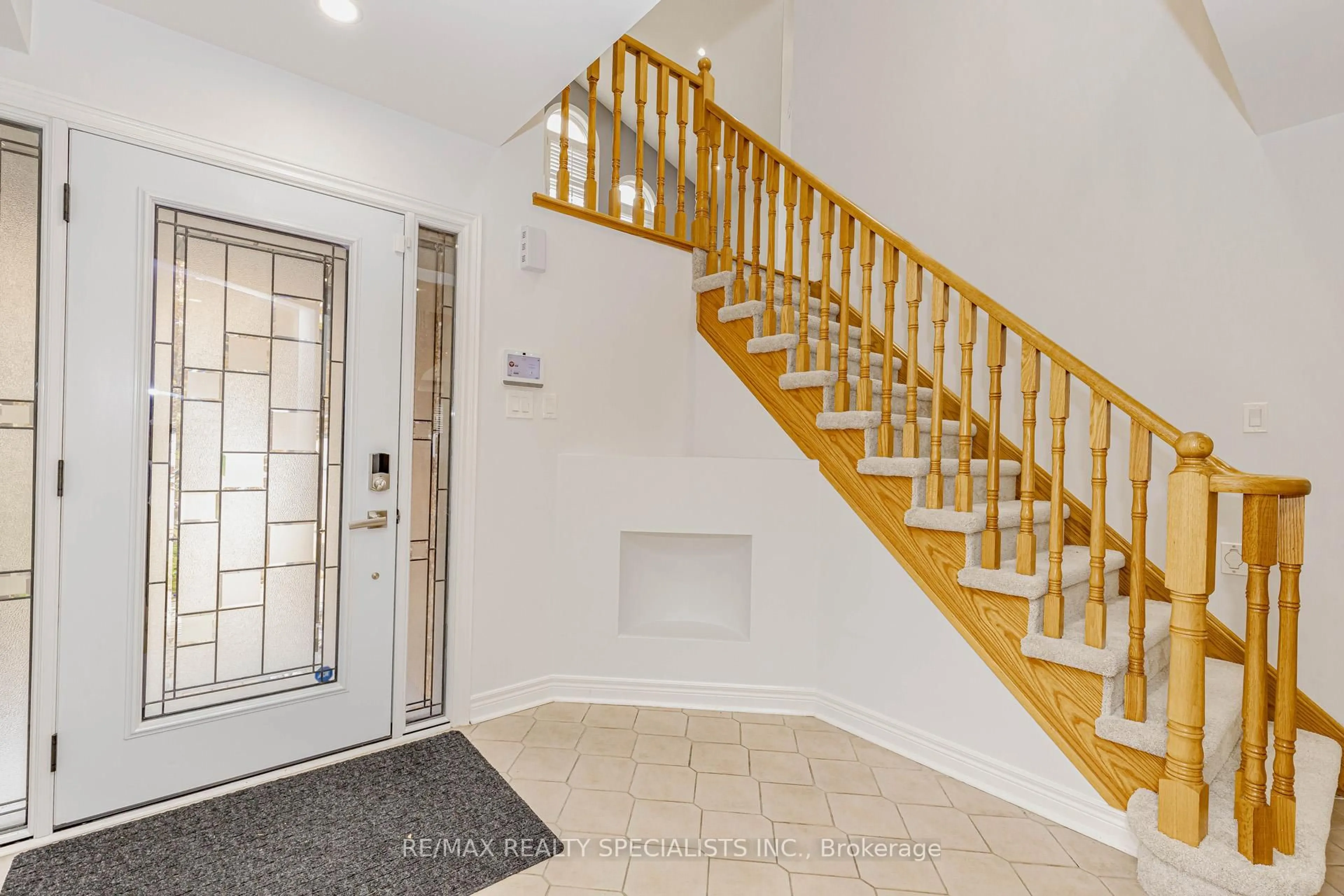 Indoor foyer for 5686 WHITEHORN Ave, Mississauga Ontario L5V 2A9