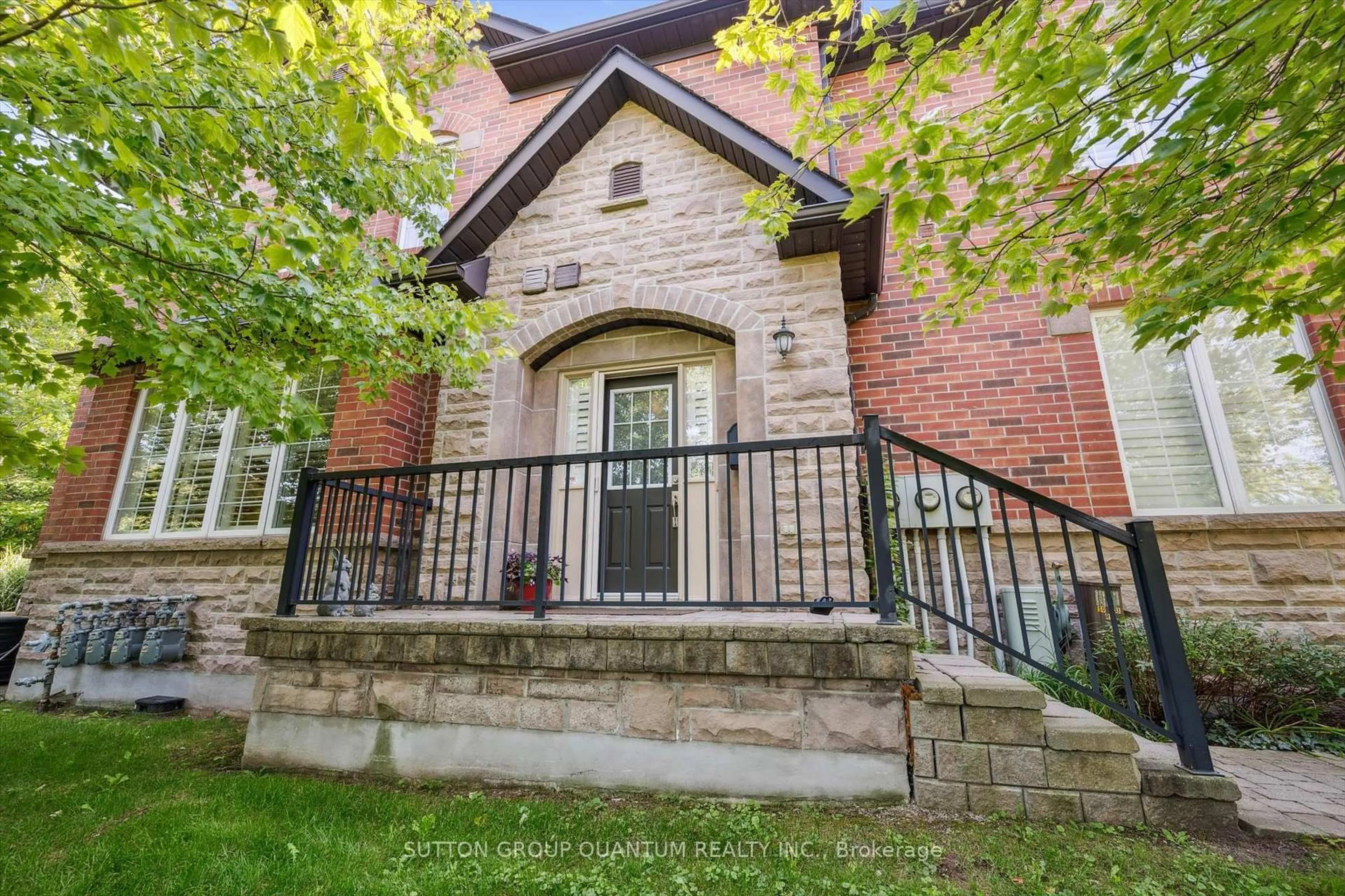 Home with brick exterior material, street for 300 Ravineview Way #33, Oakville Ontario L6H 7J1