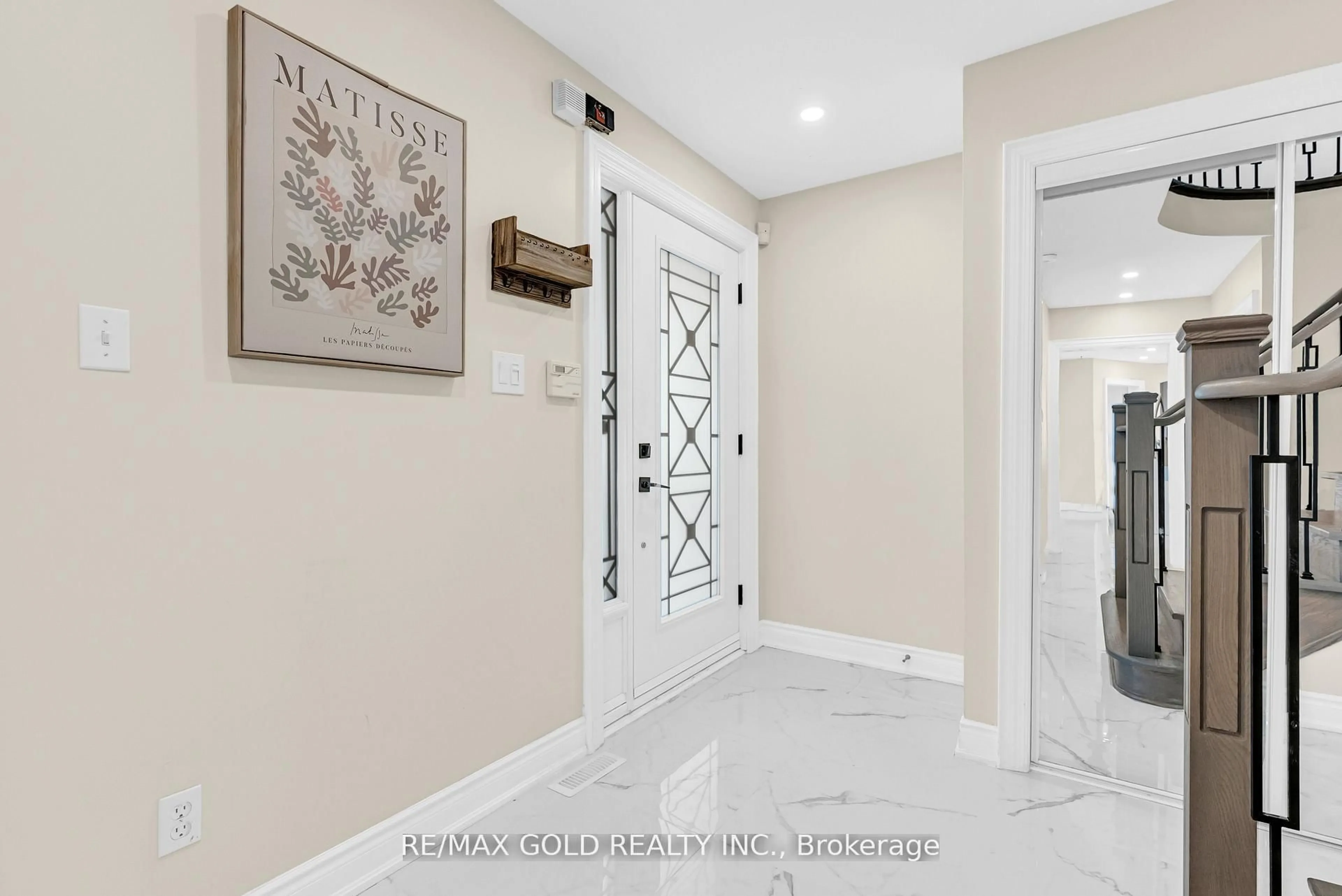 Indoor entryway for 2901 Gardenview Cres, Mississauga Ontario L5M 5T3