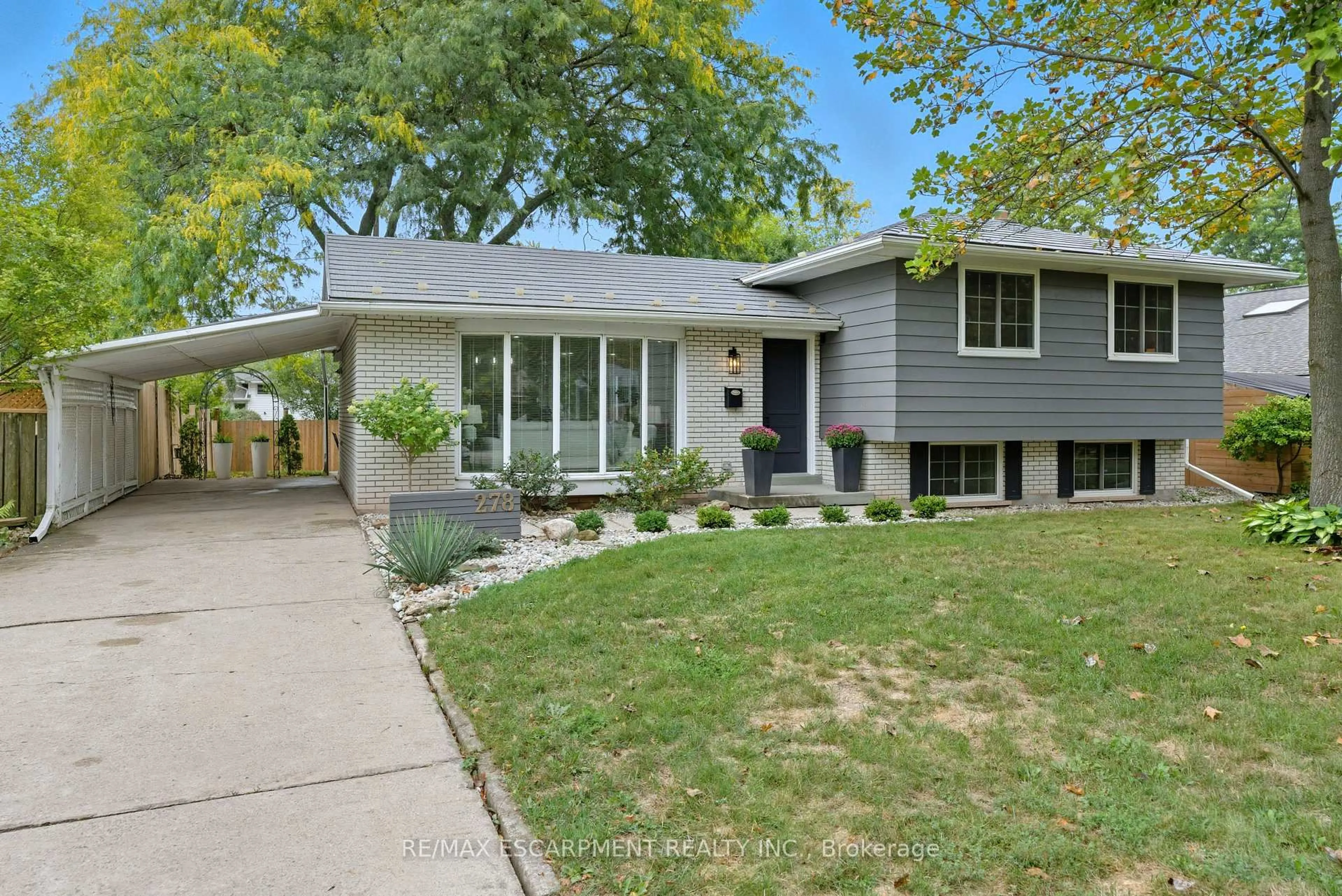 Home with vinyl exterior material, street for 278 Purnell Pl, Burlington Ontario L7L 4N2