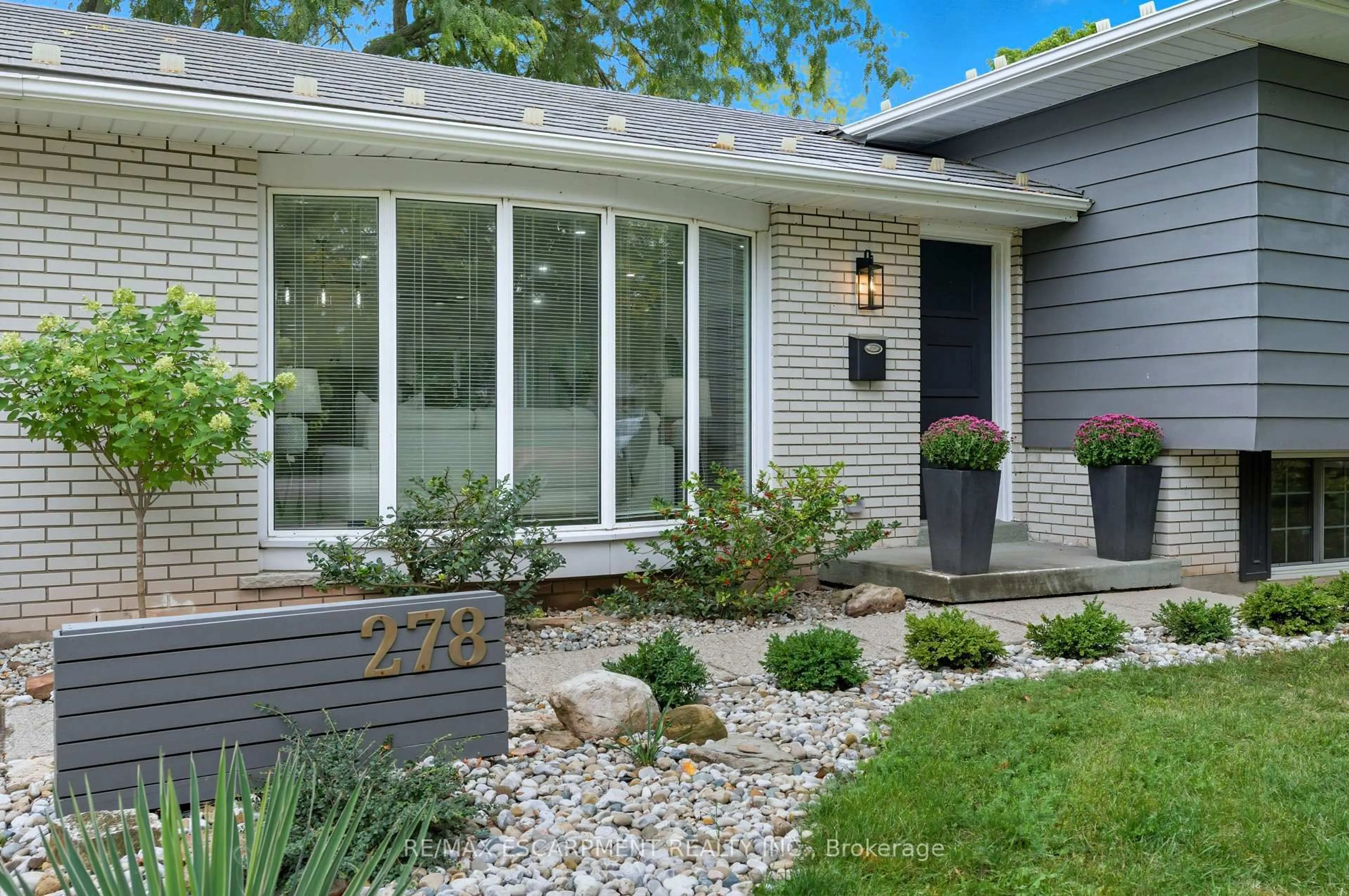 Home with vinyl exterior material, street for 278 Purnell Pl, Burlington Ontario L7L 4N2
