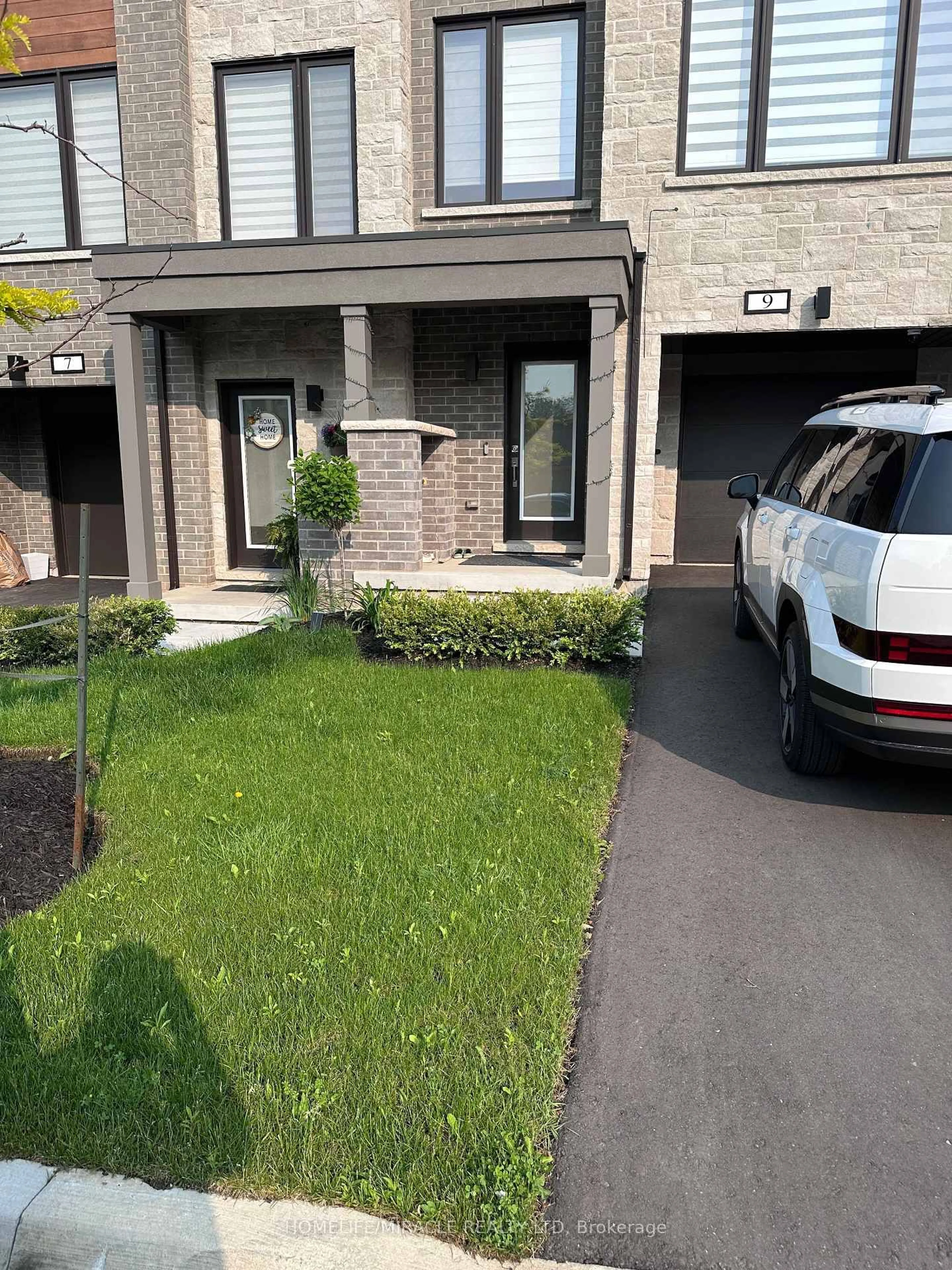 A pic from outside/outdoor area/front of a property/back of a property/a pic from drone, street for 9 Briar Crt, Halton Hills Ontario L7G 0P5