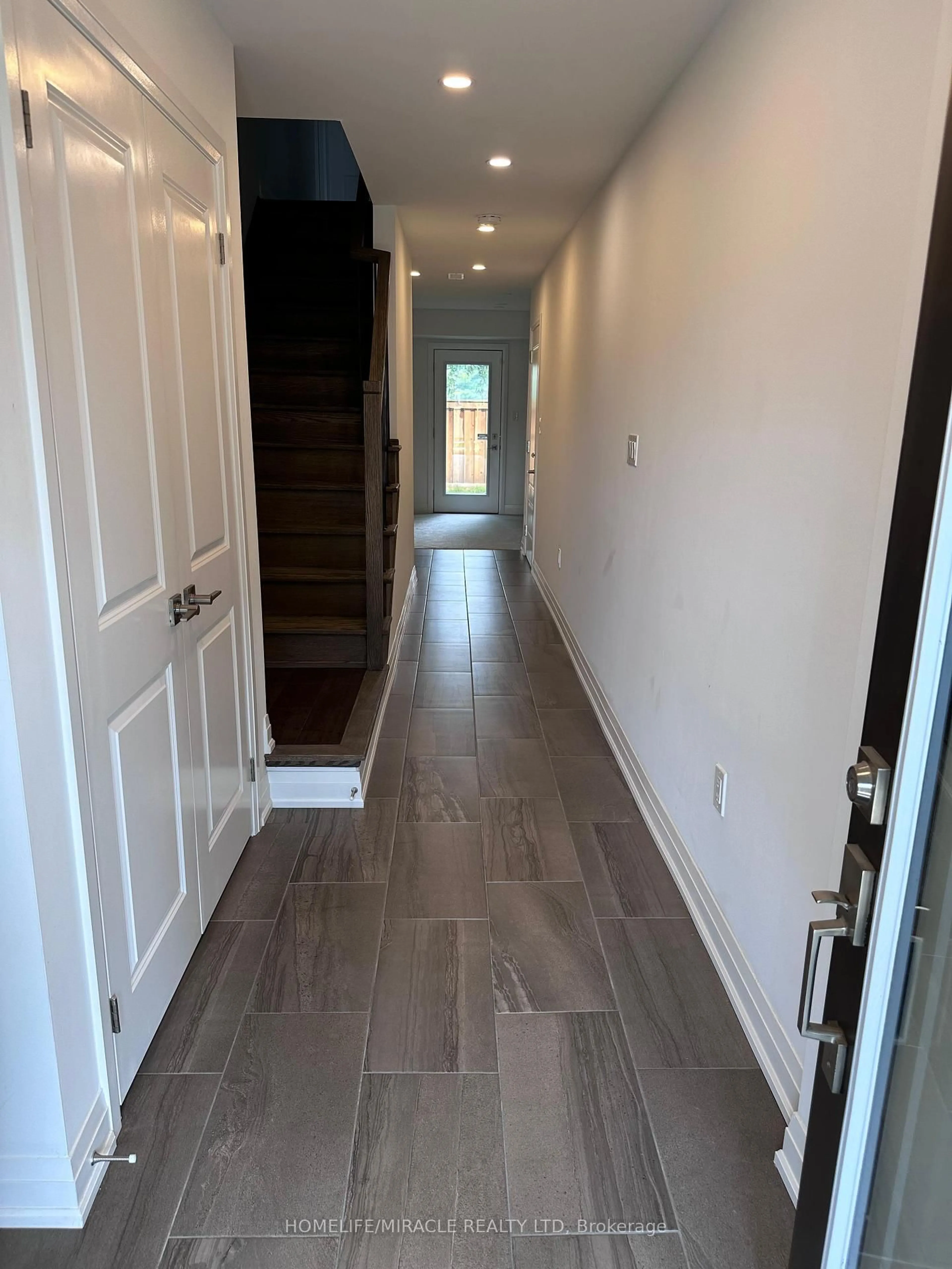 Indoor entryway for 9 Briar Crt, Halton Hills Ontario L7G 0P5