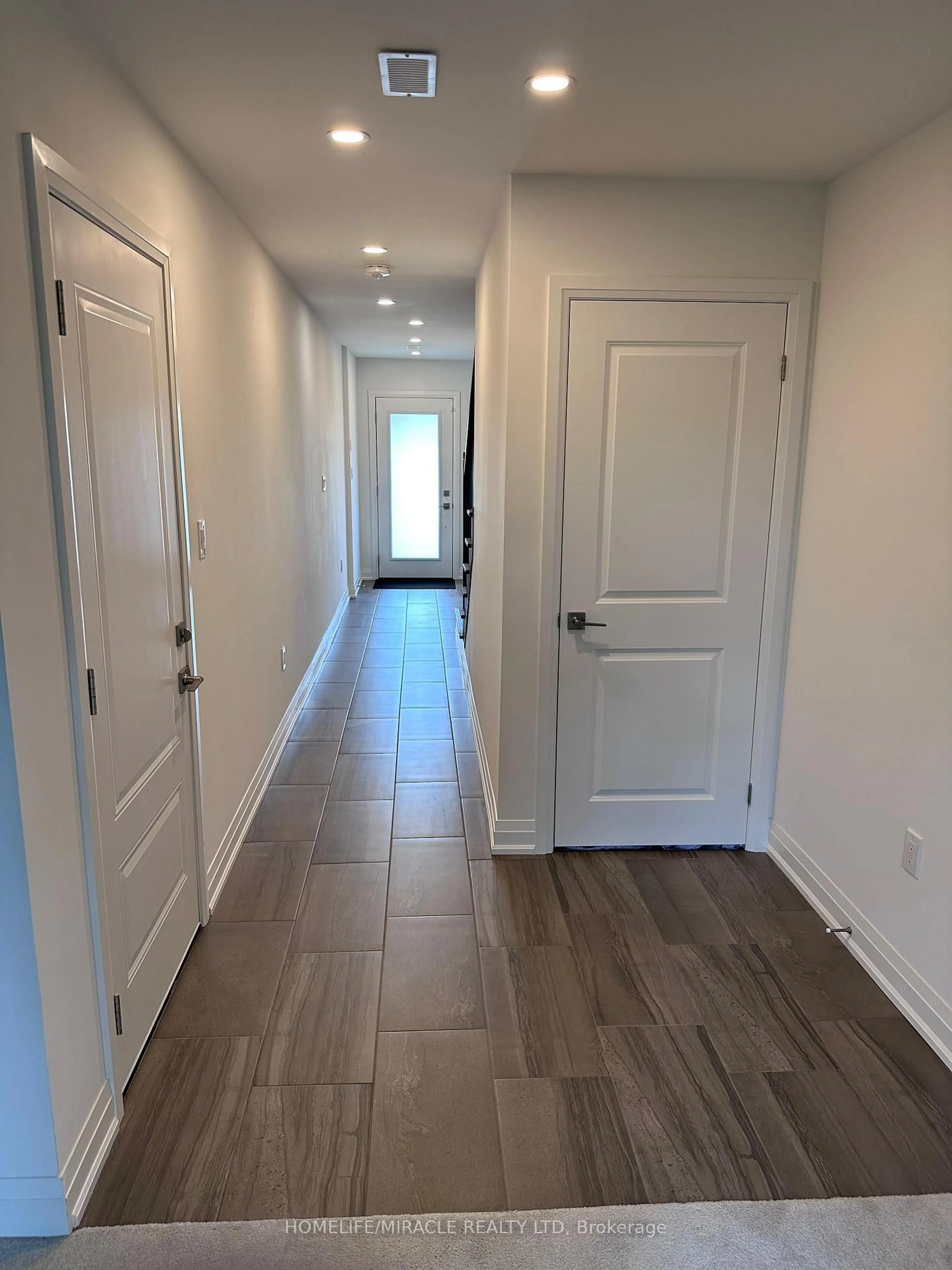 Indoor entryway for 9 Briar Crt, Halton Hills Ontario L7G 0P5