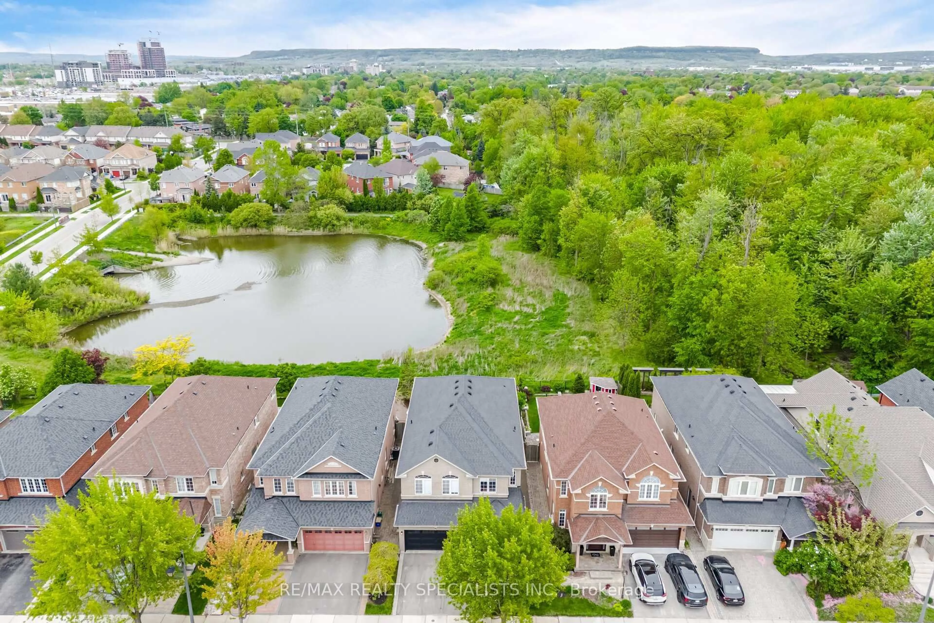 A pic from outside/outdoor area/front of a property/back of a property/a pic from drone, water/lake/river/ocean view for 74 Robarts Dr, Milton Ontario L9T 5P3
