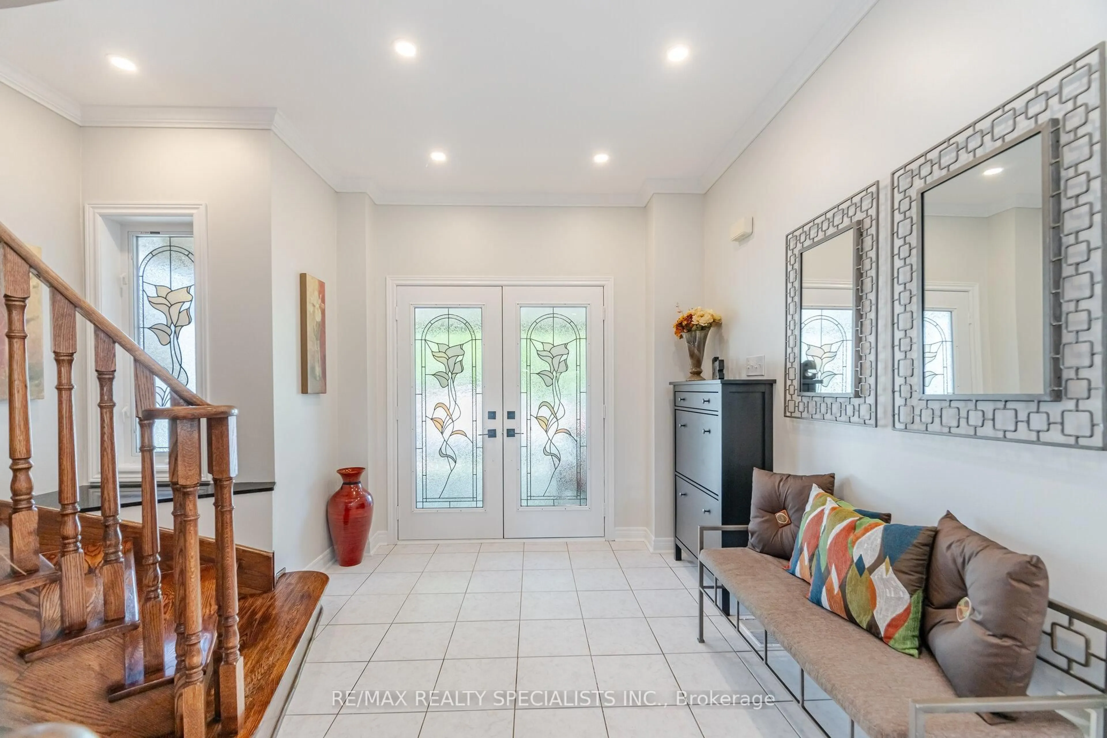 Indoor entryway for 74 Robarts Dr, Milton Ontario L9T 5P3