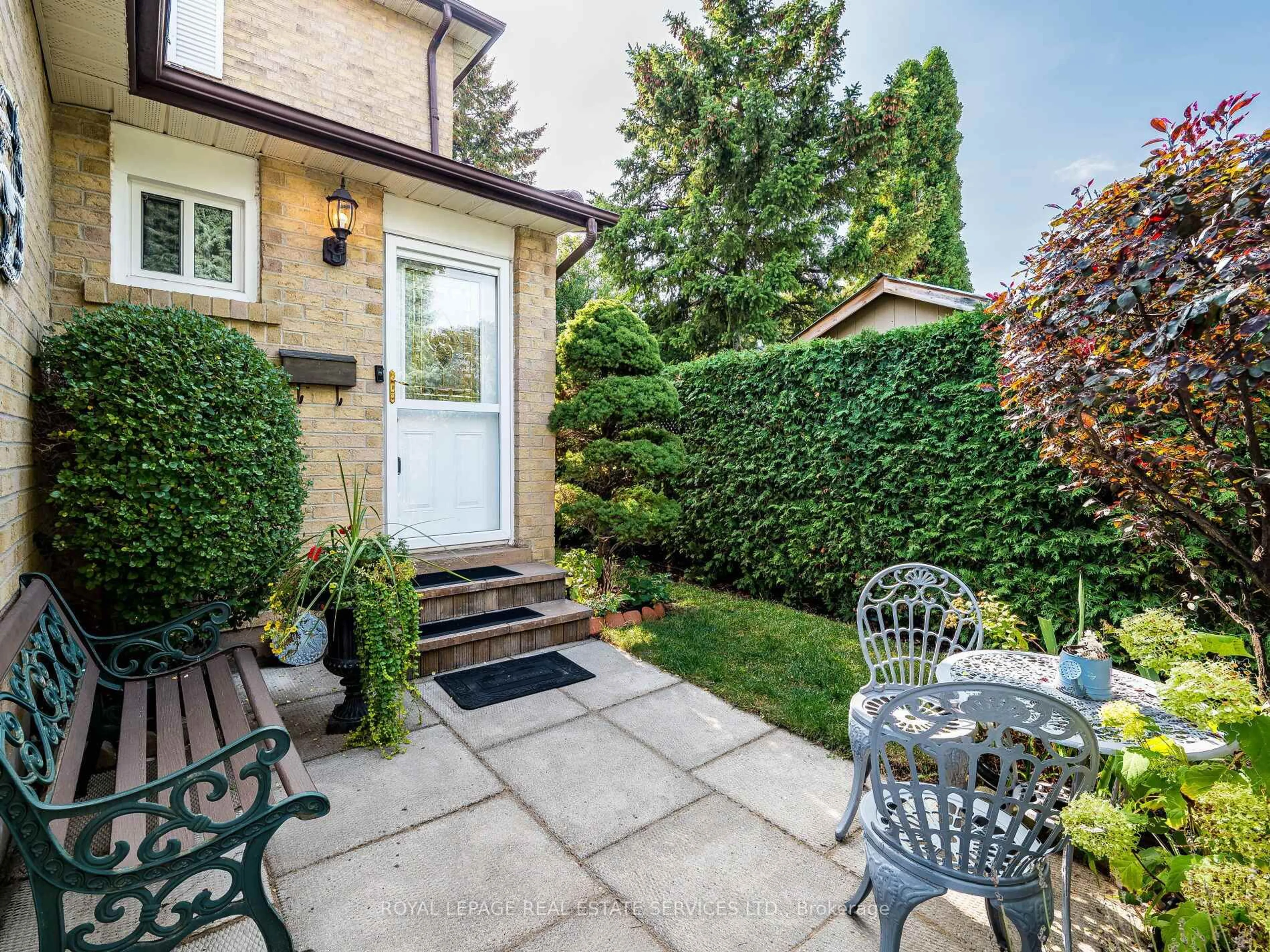 Patio, street for 77 Martindale Cres, Brampton Ontario L6X 2T8