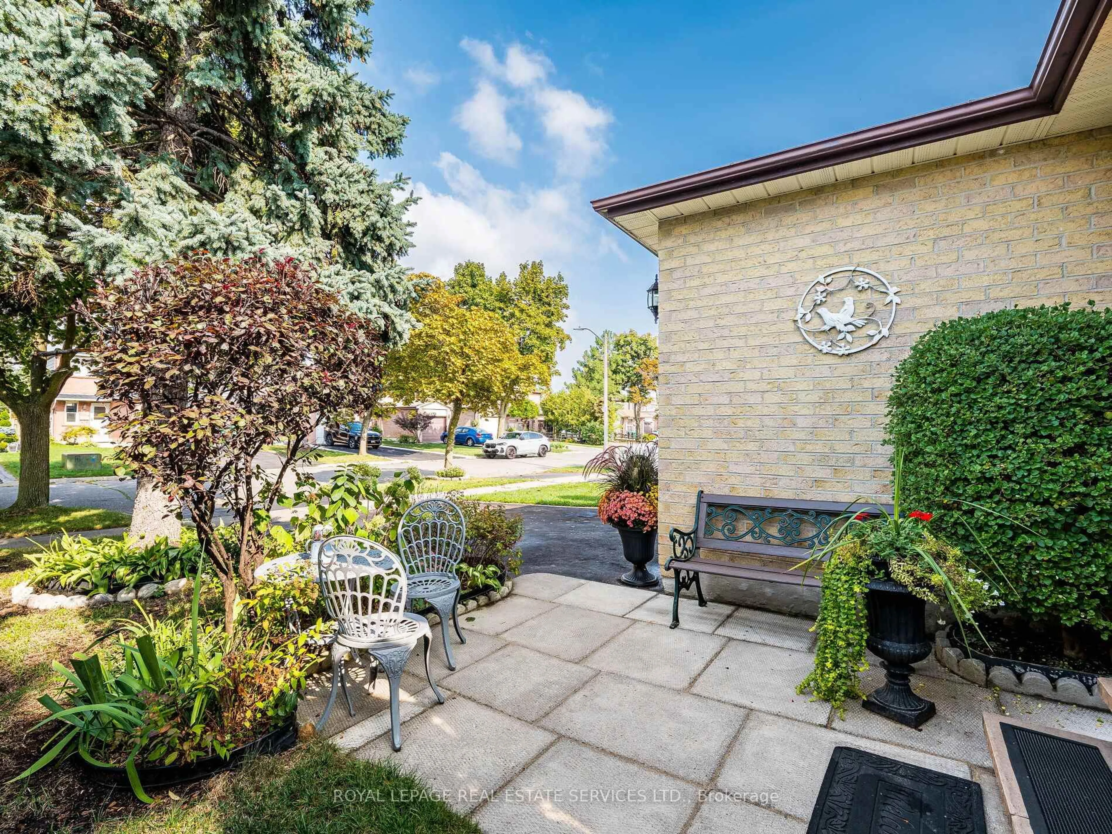 Patio, street for 77 Martindale Cres, Brampton Ontario L6X 2T8