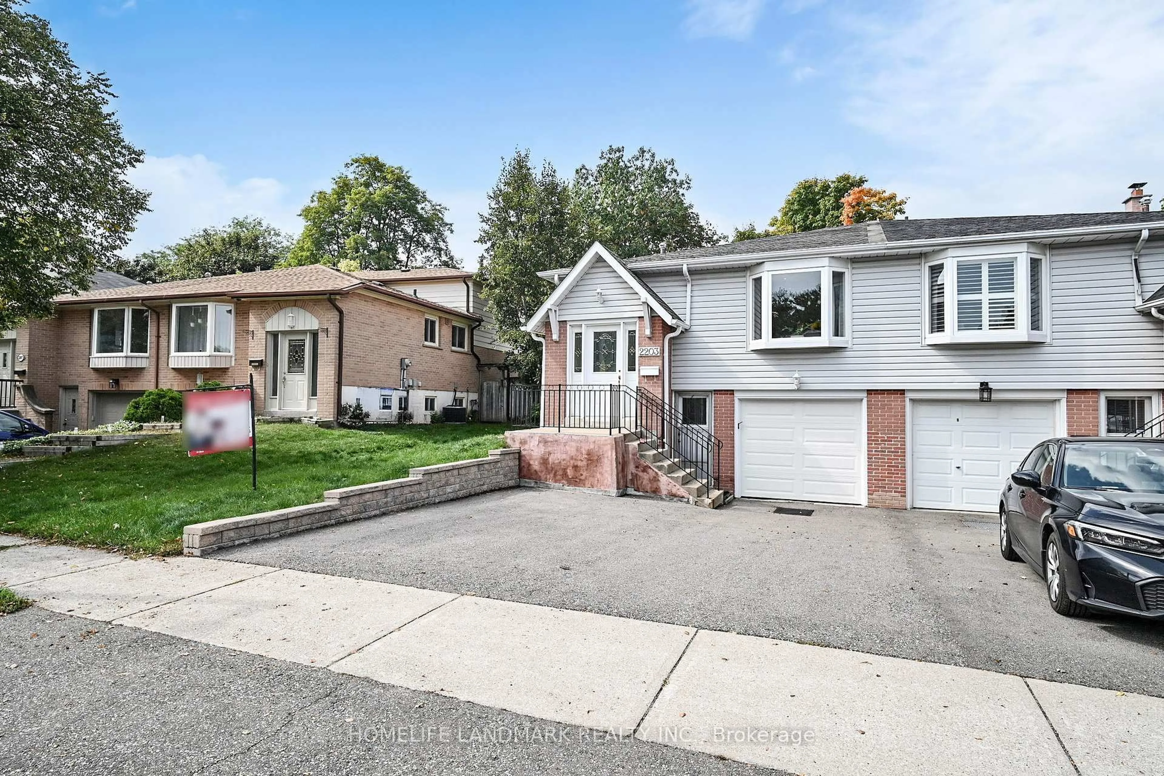 Home with vinyl exterior material, street for 2203 Council Ring Rd, Mississauga Ontario L5L 1B6