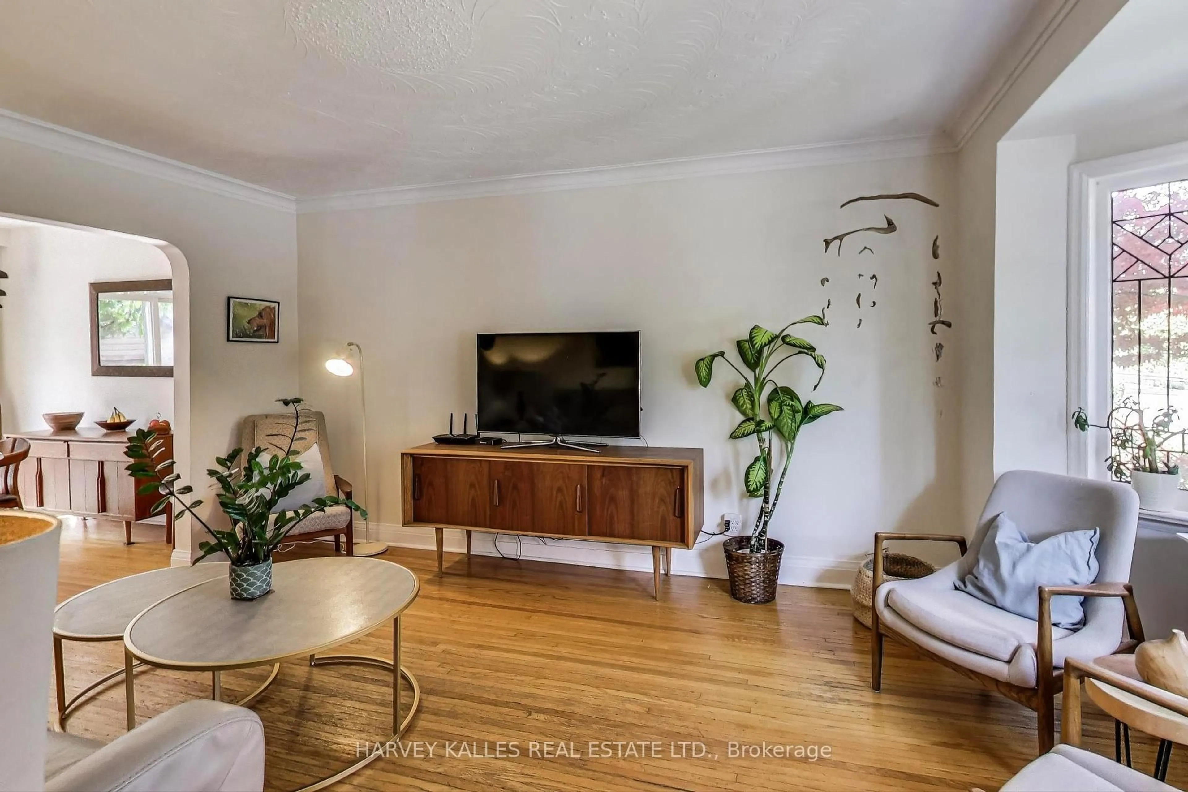 Living room with furniture, wood/laminate floor for 38 Coe Hill Dr, Toronto Ontario M6S 3C8
