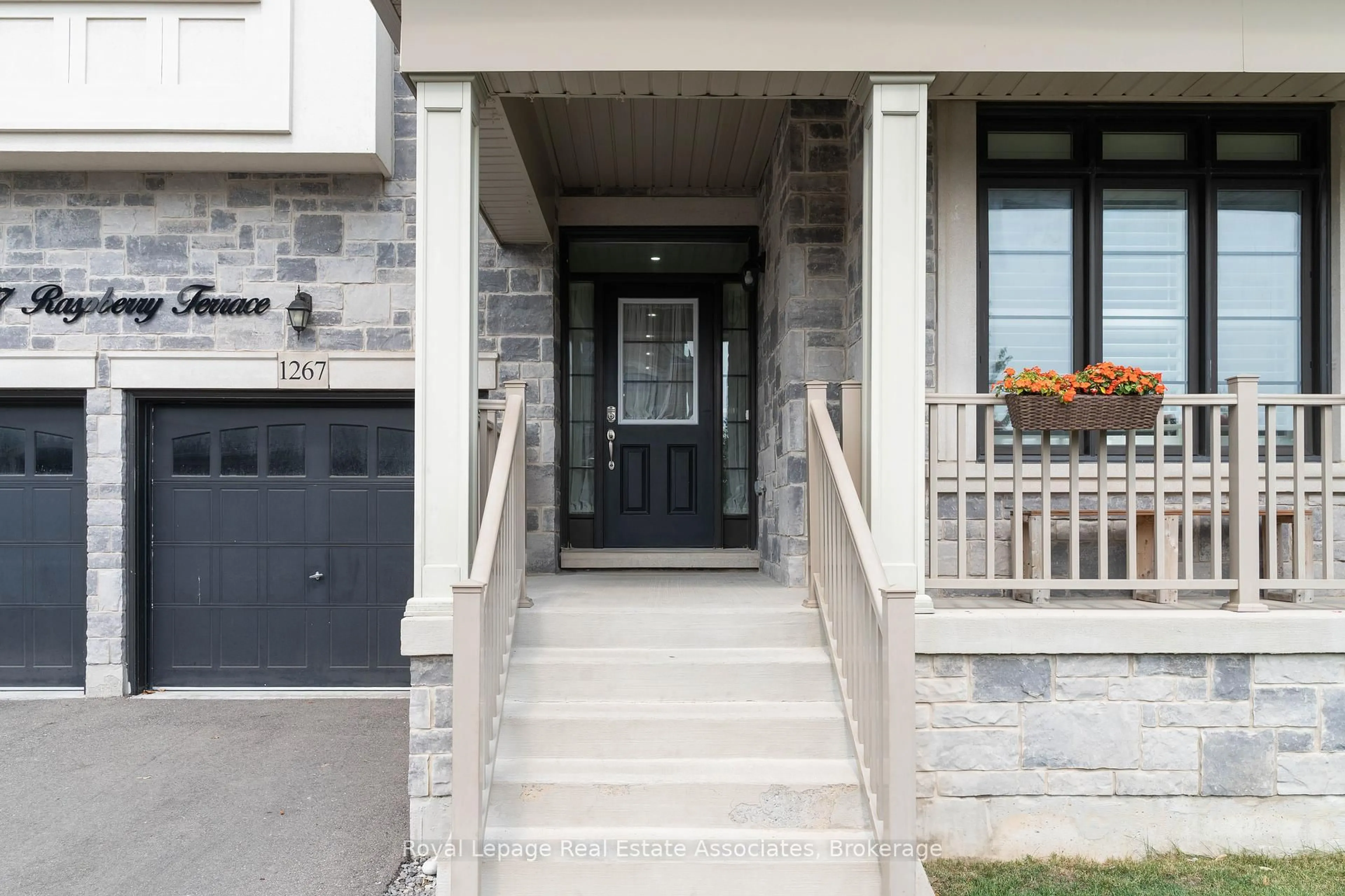Indoor entryway for 1267 Raspberry Terr, Milton Ontario L9E 1N1