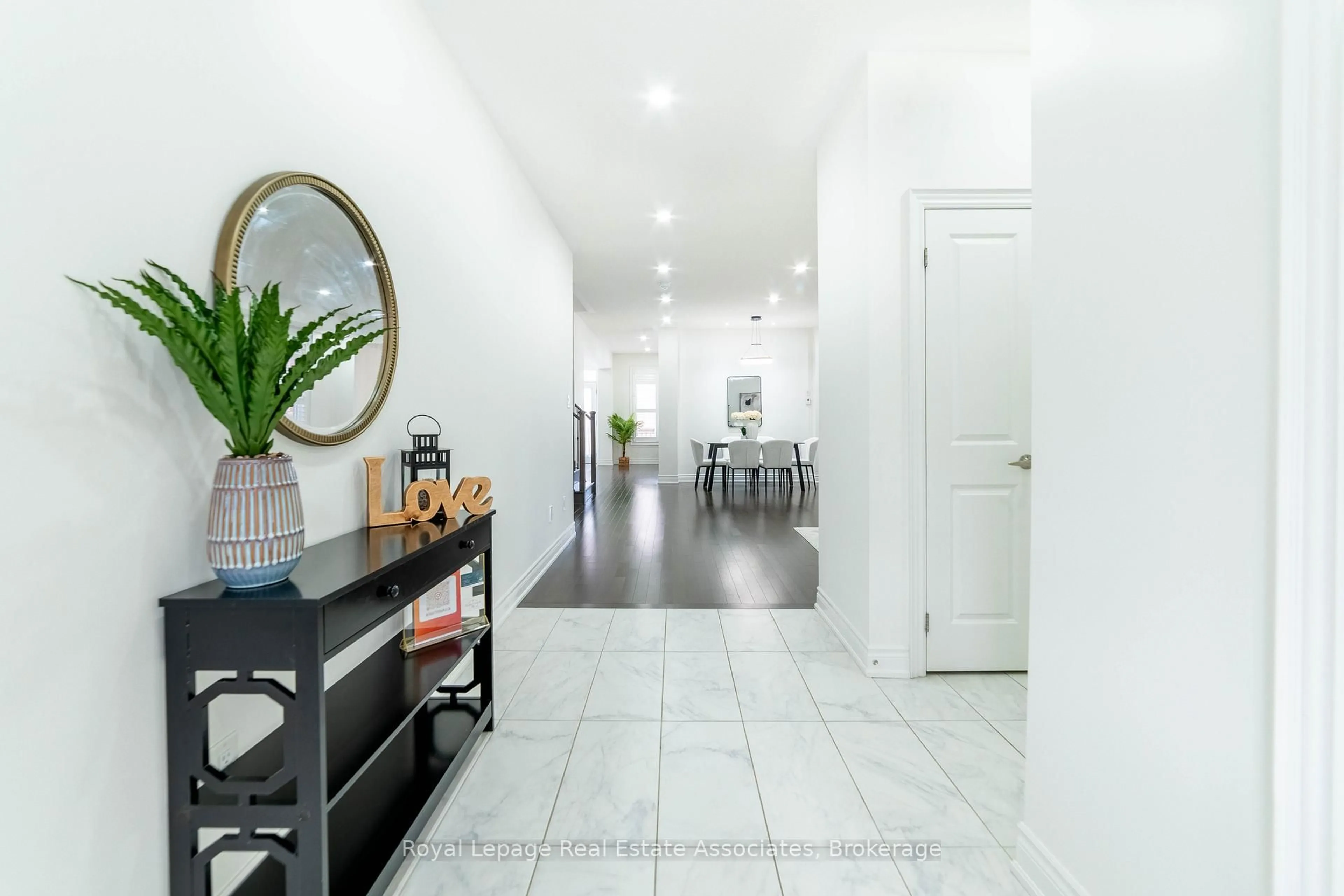 Indoor entryway for 1267 Raspberry Terr, Milton Ontario L9E 1N1