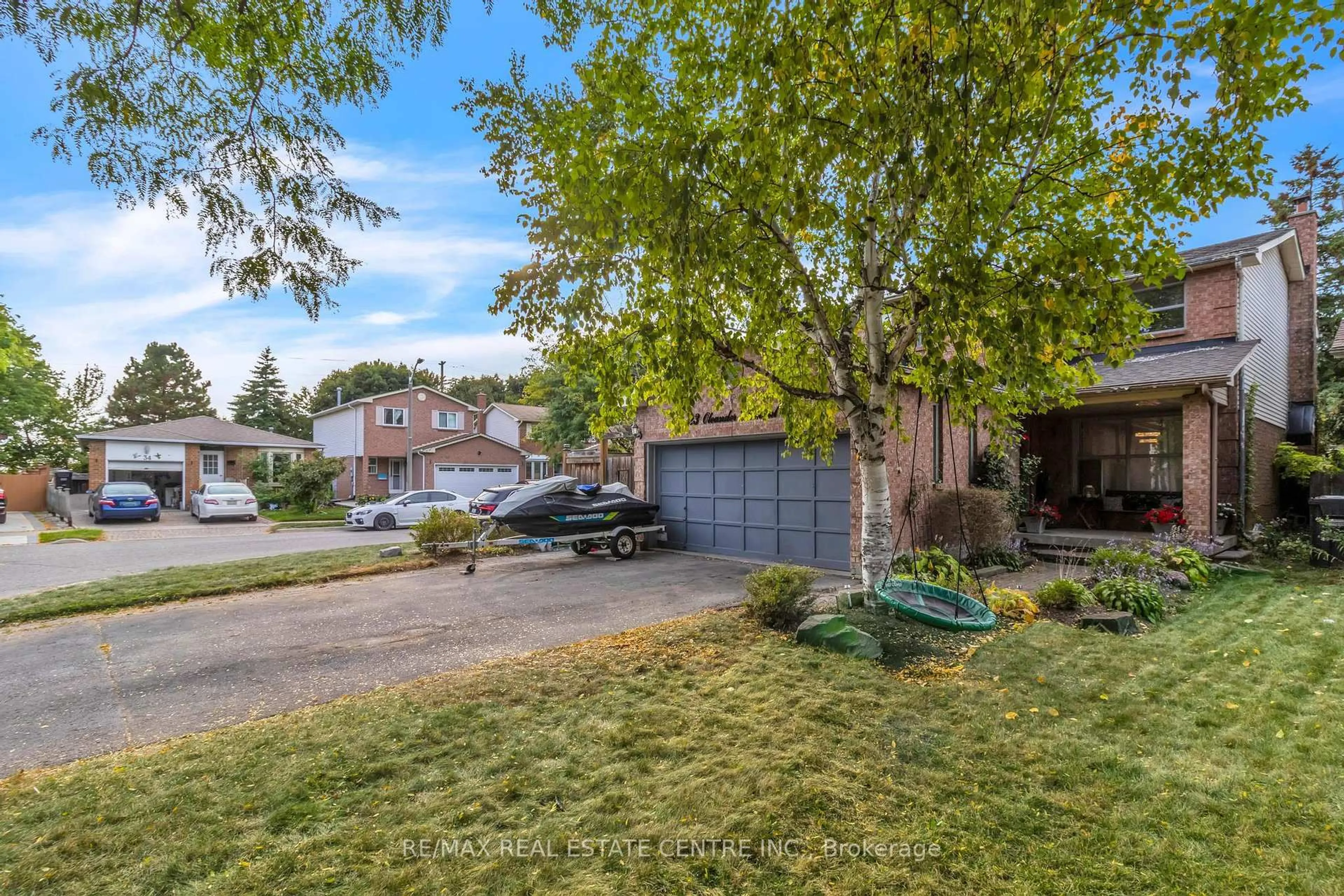 Patio, street for 23 Oleander Cres, Brampton Ontario L6Z 2C1