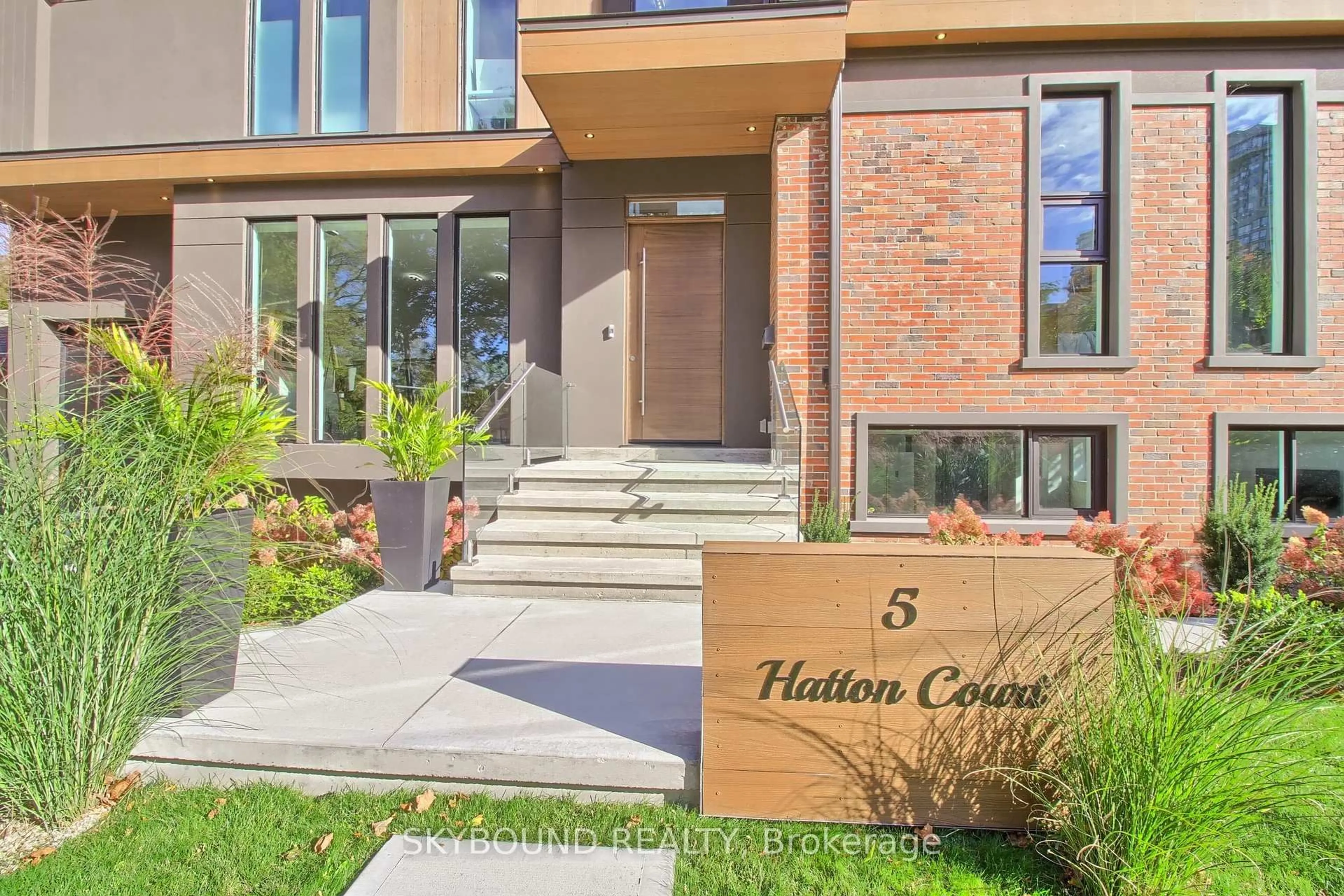 Home with brick exterior material, unknown for 5 Hatton Crt, Toronto Ontario M9A 1J6