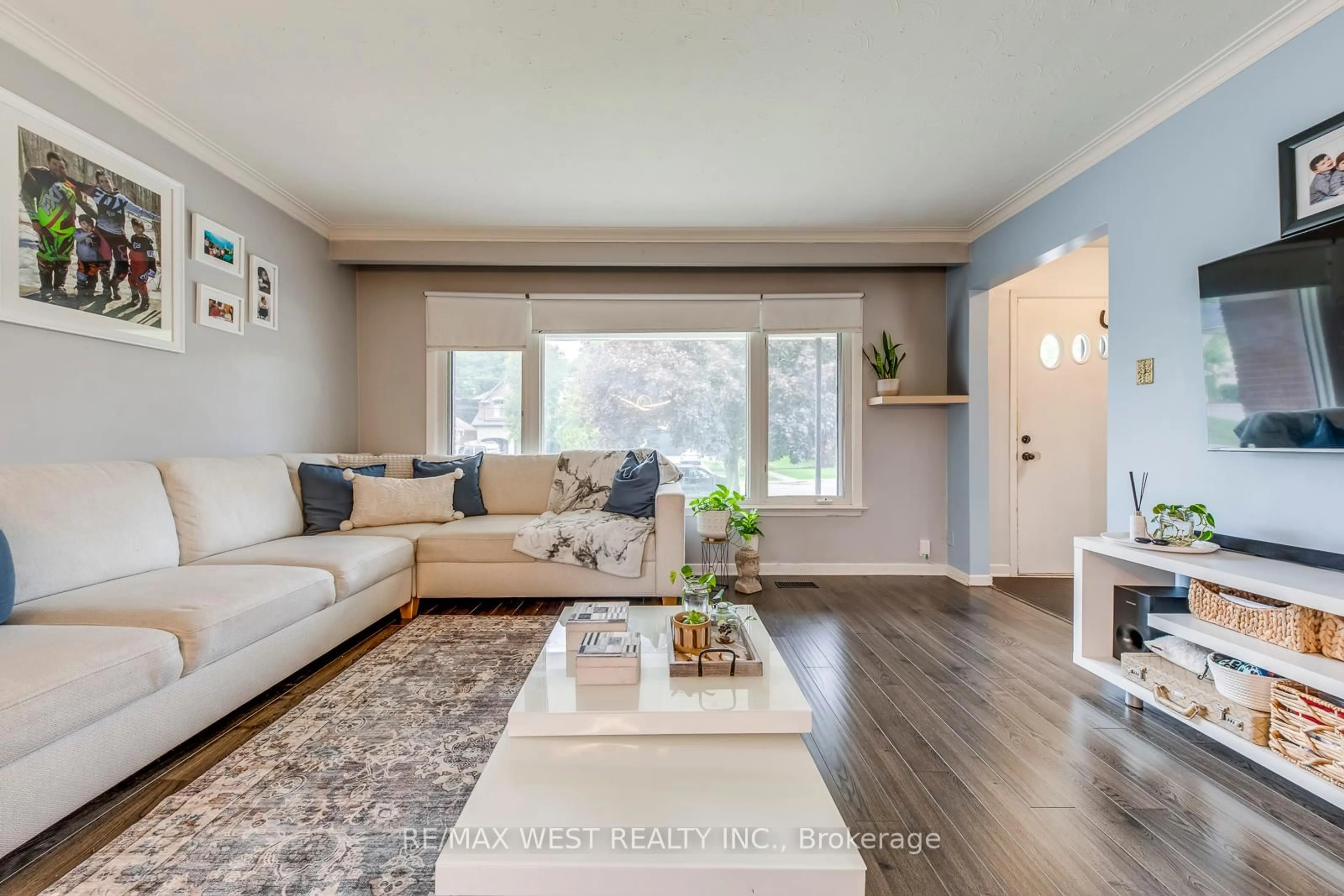 Living room with furniture, wood/laminate floor for 65 North Park Rd, Toronto Ontario M6L 1K4