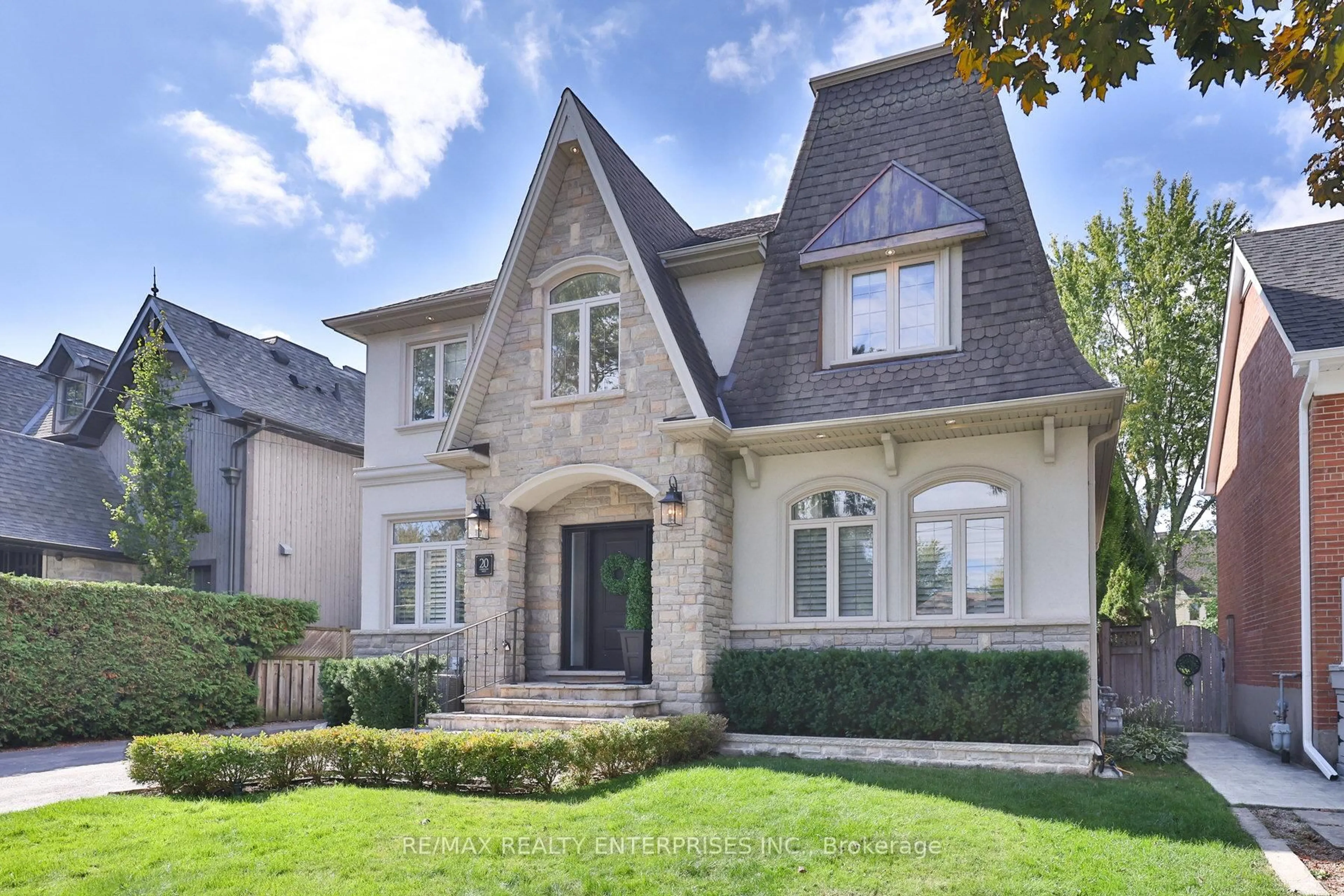 Home with brick exterior material, street for 20 Cumberland Dr, Mississauga Ontario L5G 3M6