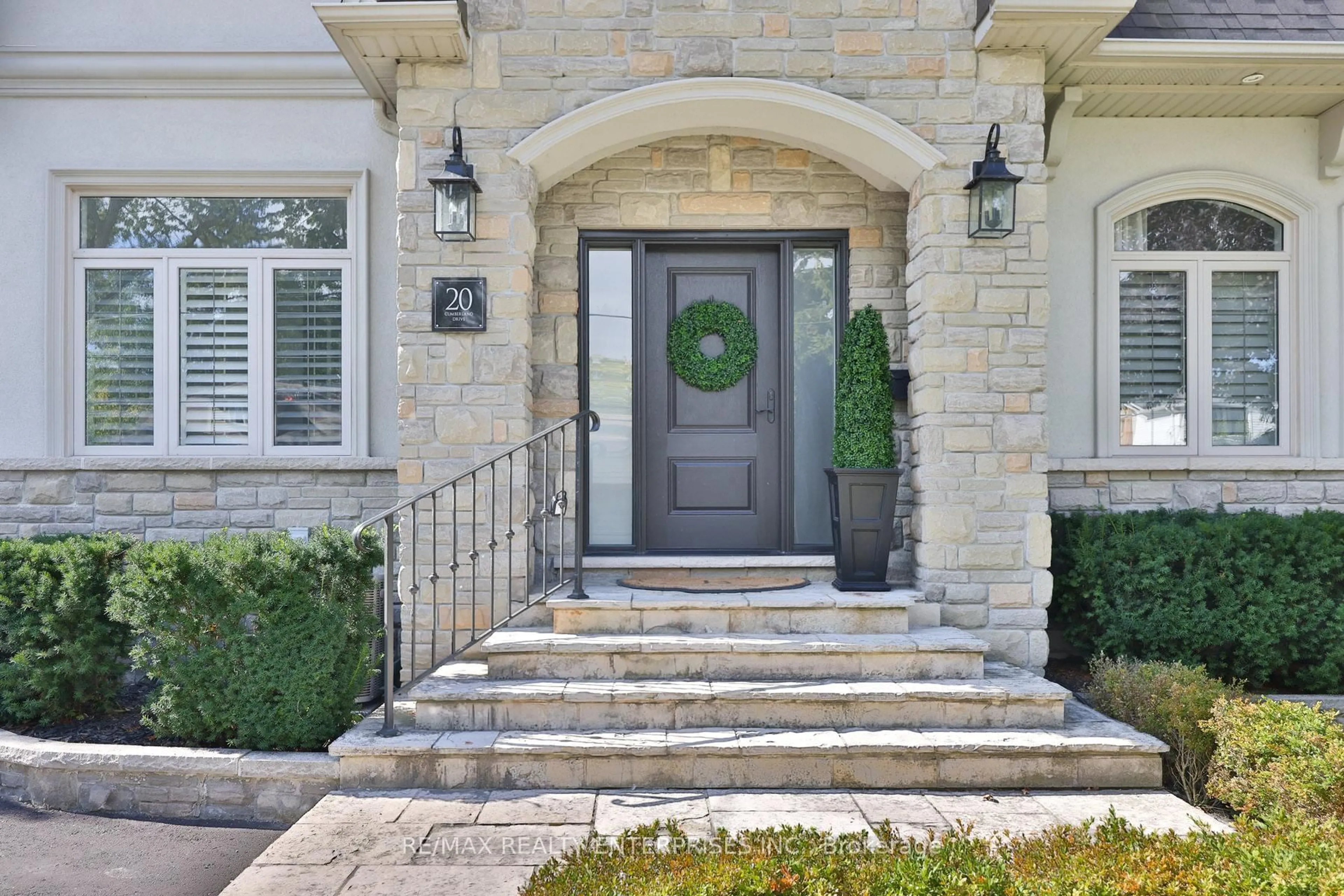 Indoor entryway for 20 Cumberland Dr, Mississauga Ontario L5G 3M6