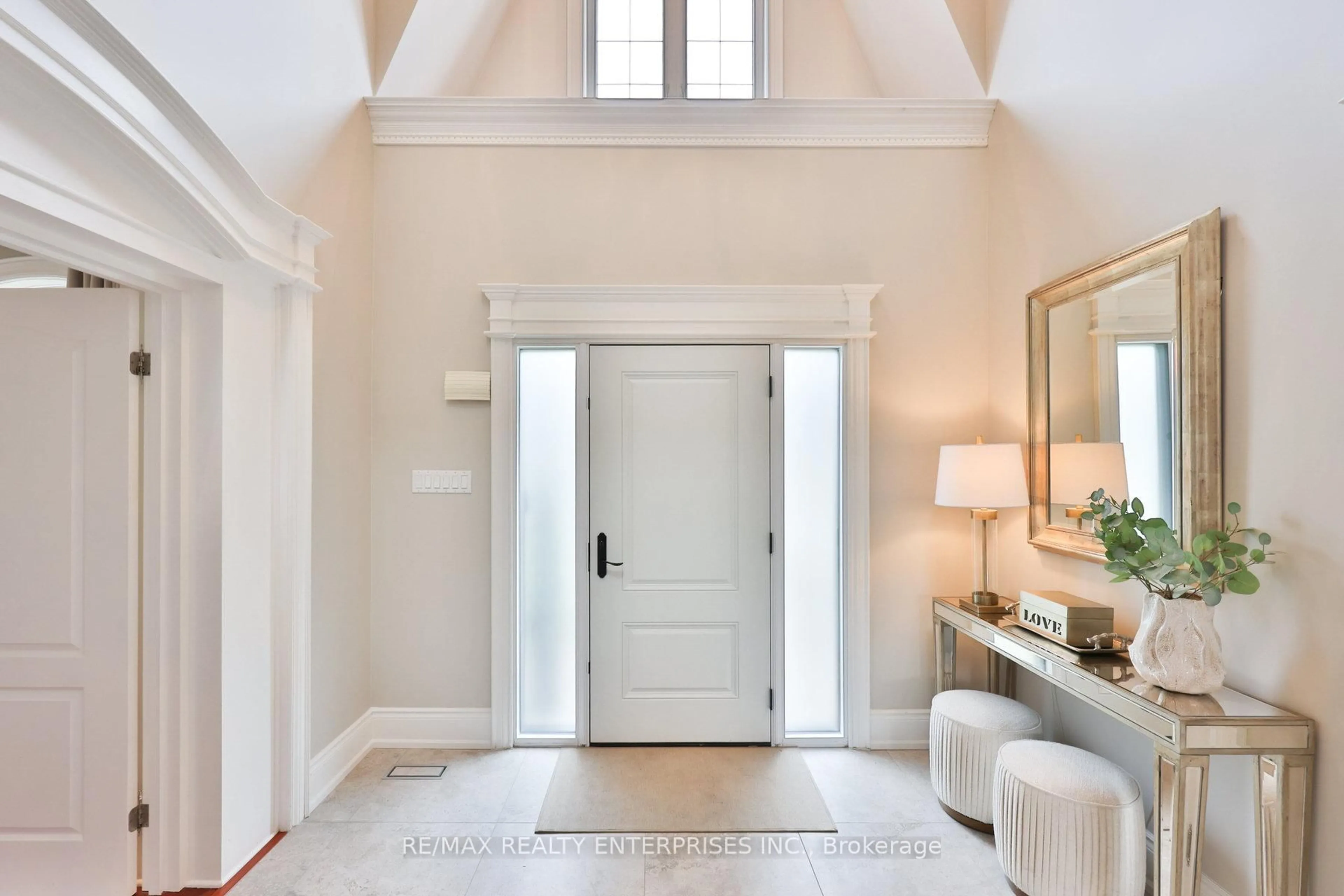 Indoor entryway for 20 Cumberland Dr, Mississauga Ontario L5G 3M6