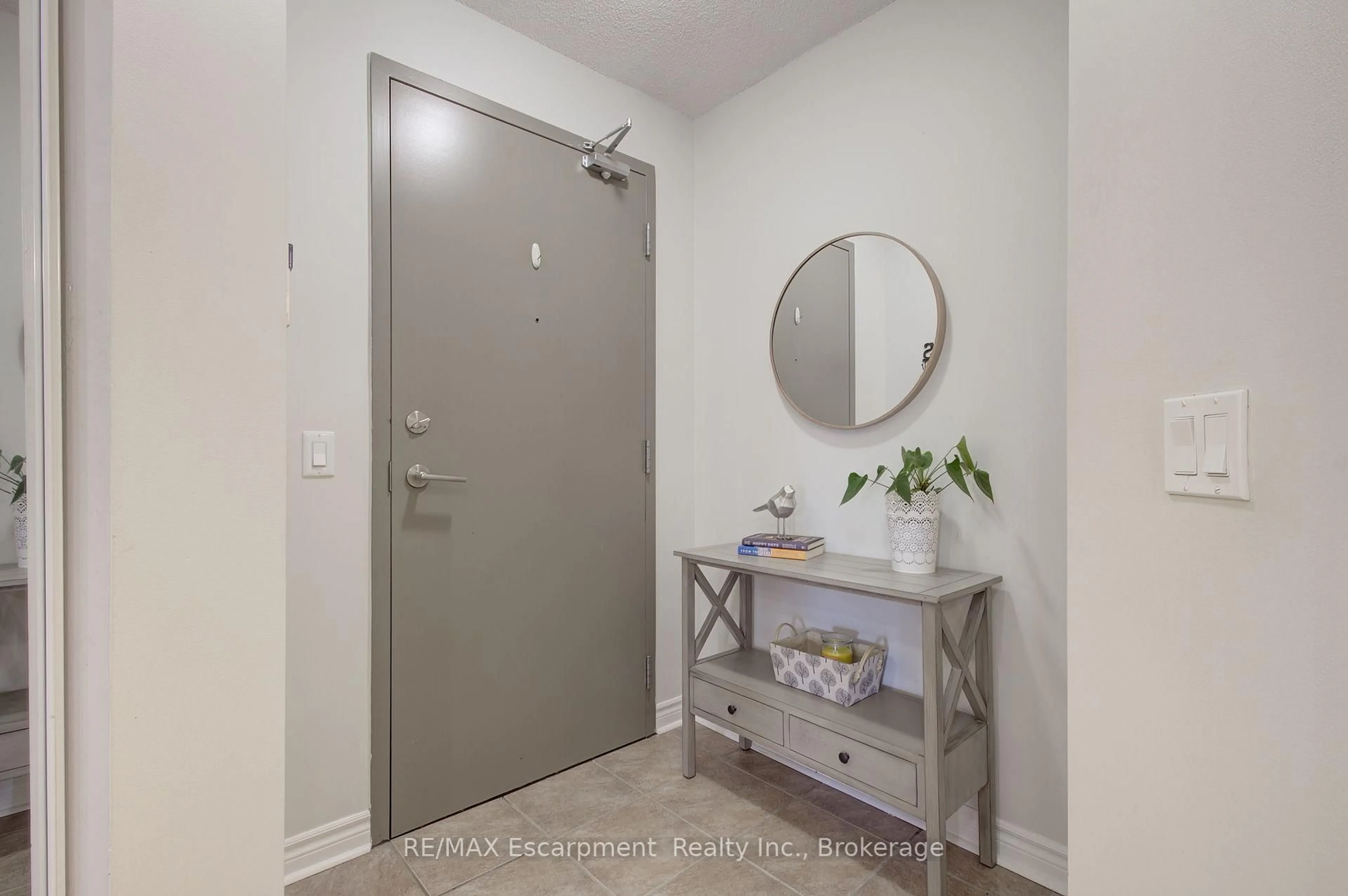 Indoor entryway for 2325 Central Park Dr #311, Oakville Ontario L6H 0E2