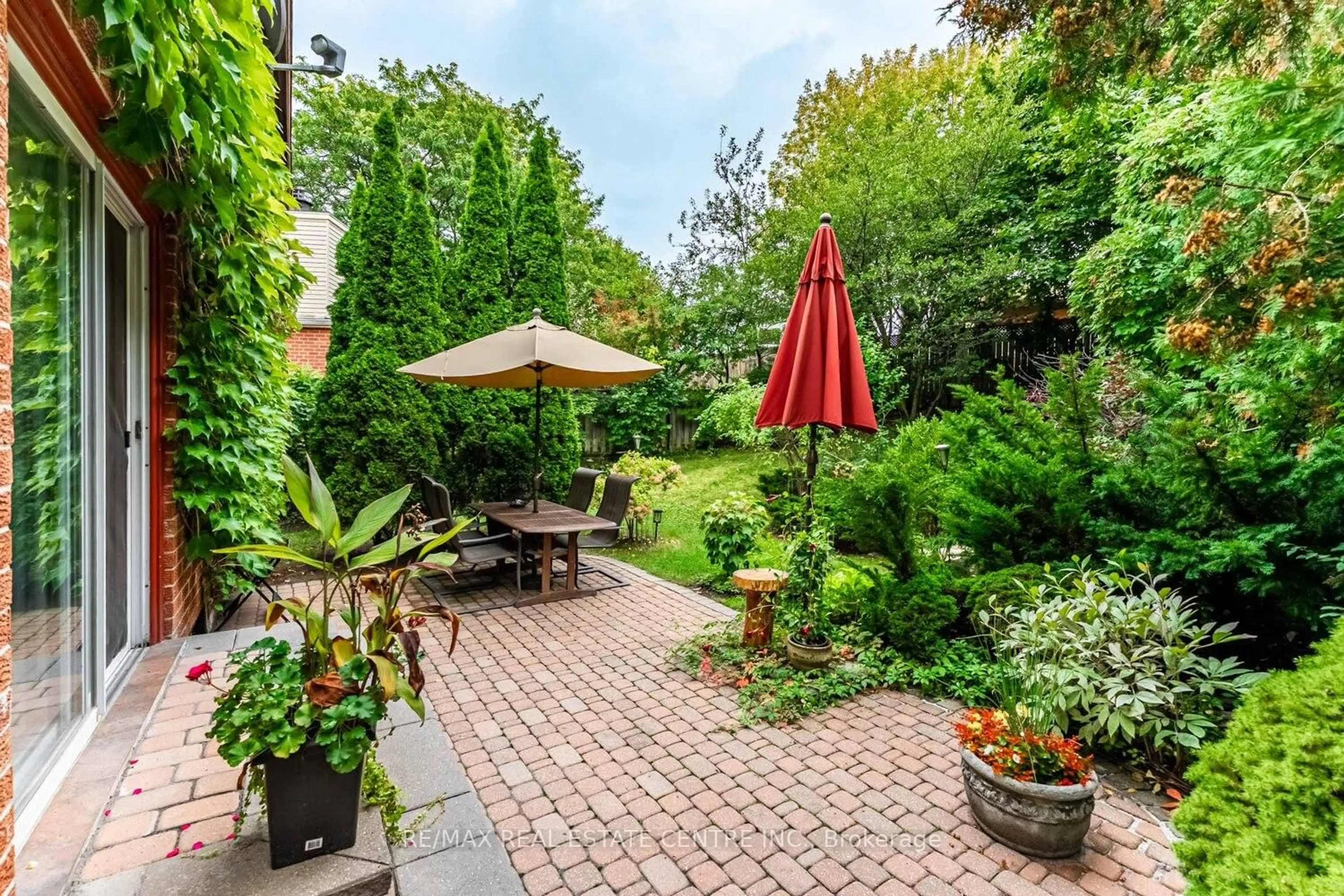 Patio, street for 3096 Sir John's Home, Mississauga Ontario L5L 2N9