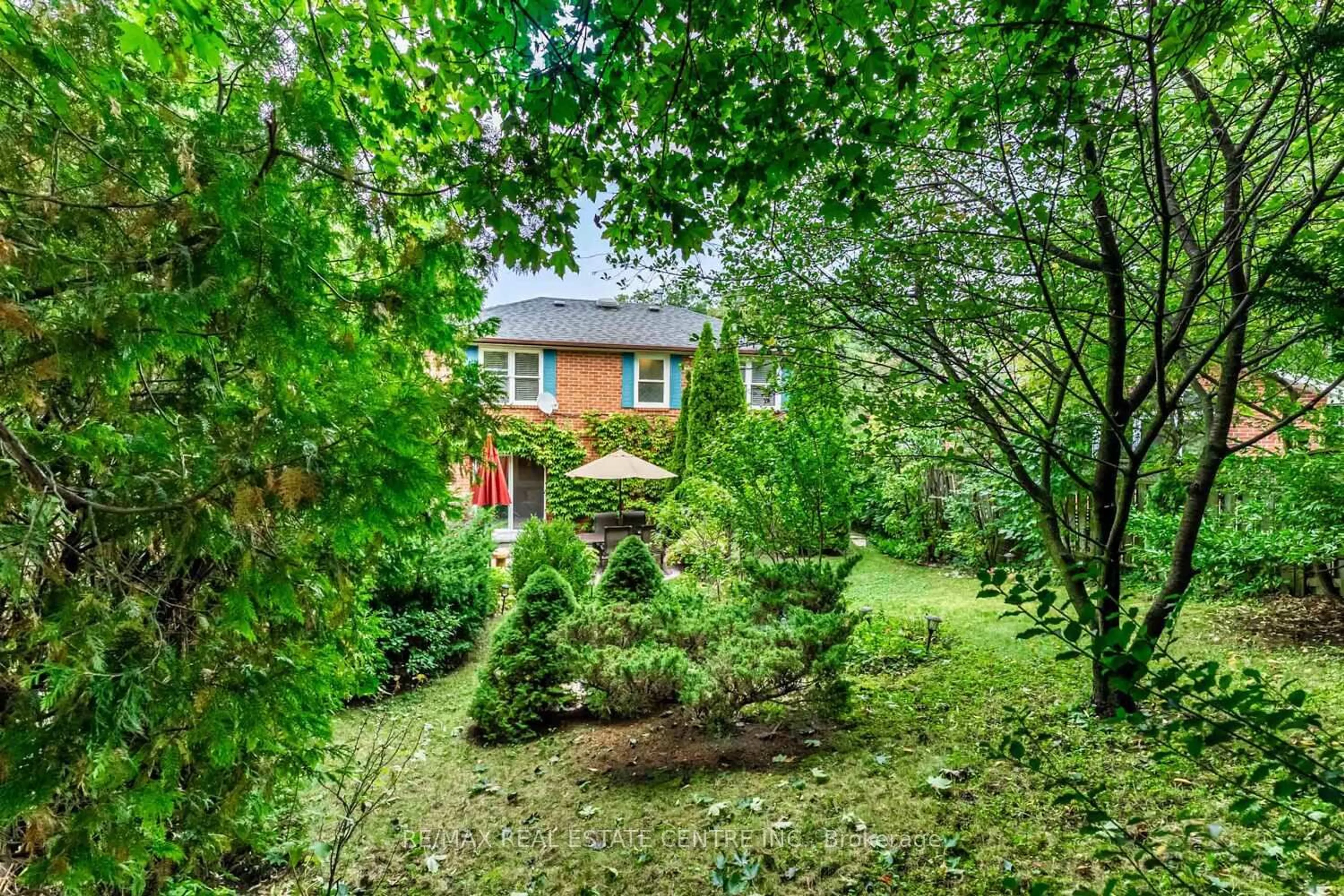 A pic from outside/outdoor area/front of a property/back of a property/a pic from drone, forest/trees view for 3096 Sir John's Home, Mississauga Ontario L5L 2N9
