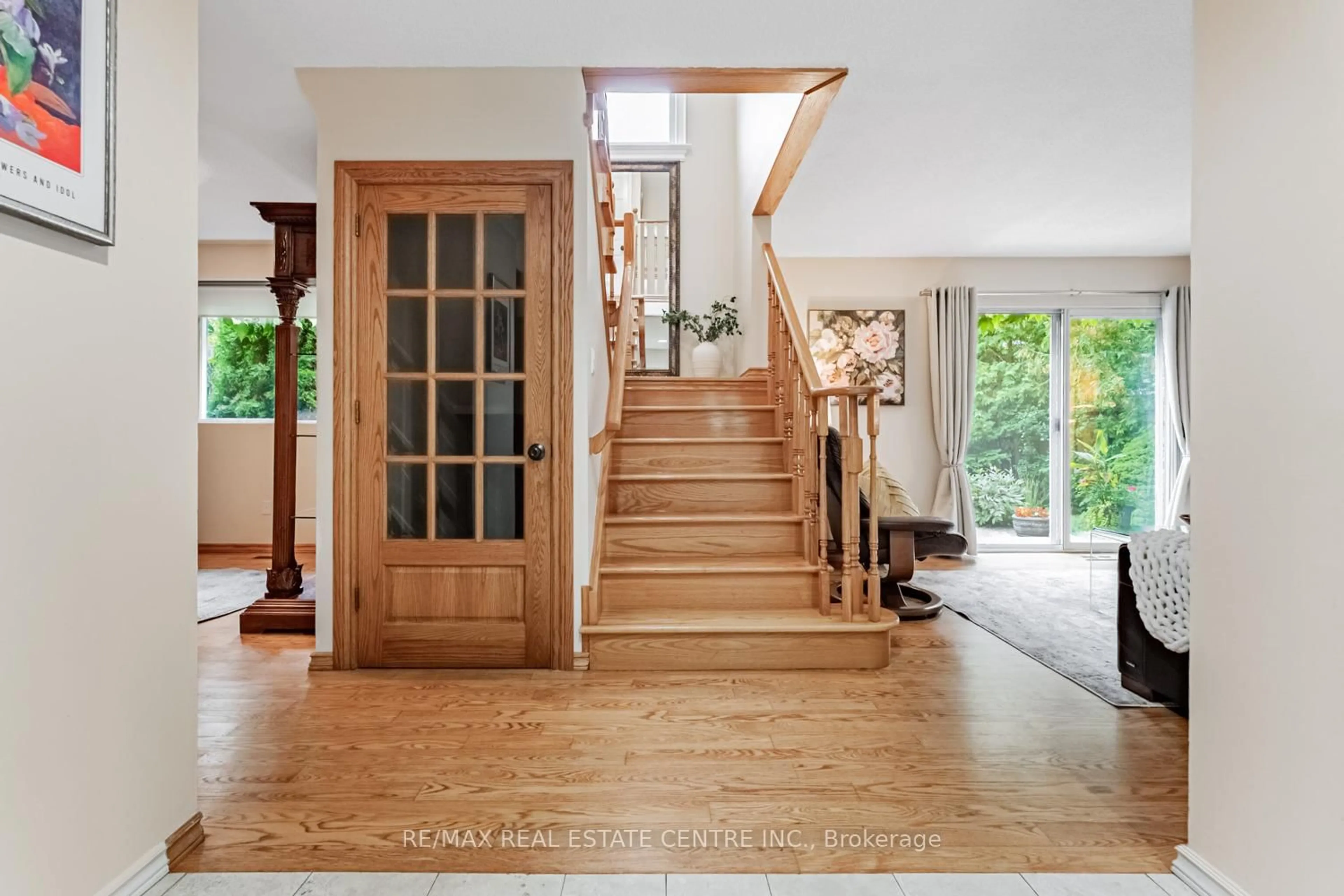 Indoor entryway for 3096 Sir John's Home, Mississauga Ontario L5L 2N9